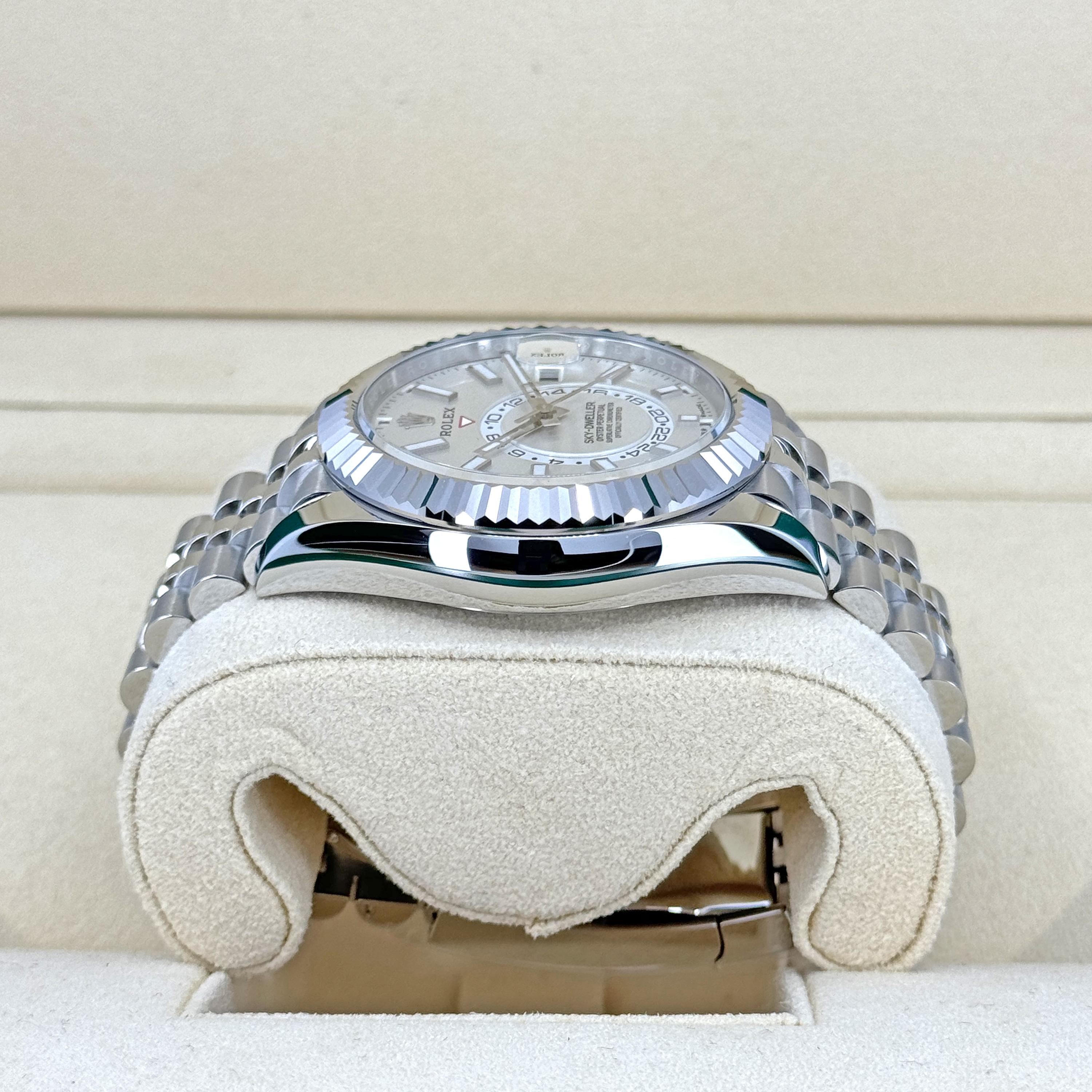 Rolex Sky-Dweller non indossato Numero di riferimento 336934, Set completo, 2025 in vendita 1