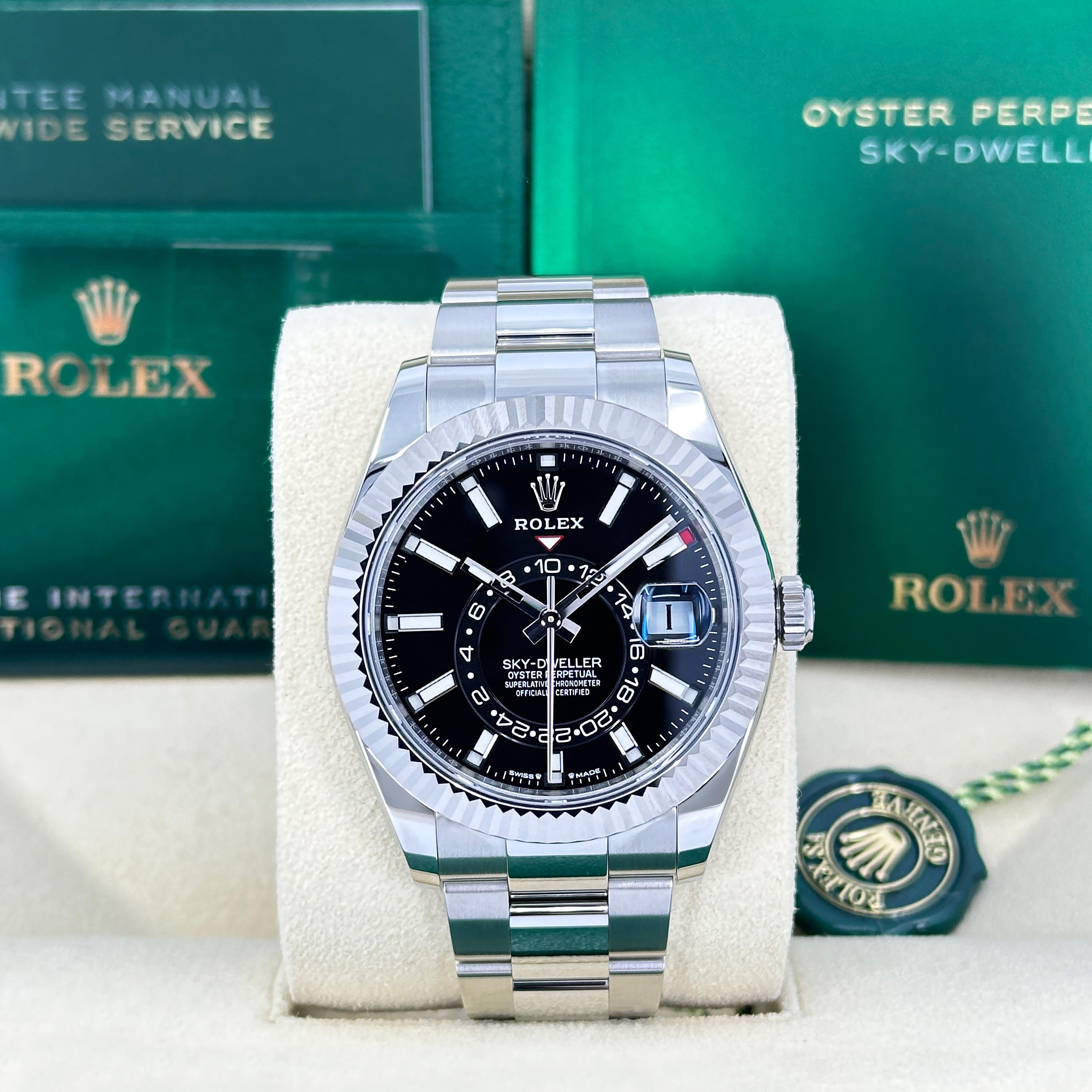 Il Rolex Sky-Dweller Ref. 336934-0007 è una straordinaria fusione di innovazione orologiera all'avanguardia ed eleganza senza tempo, pensata per il viaggiatore moderno che apprezza sia la funzionalità che lo stile. Realizzato con l'esclusivo White