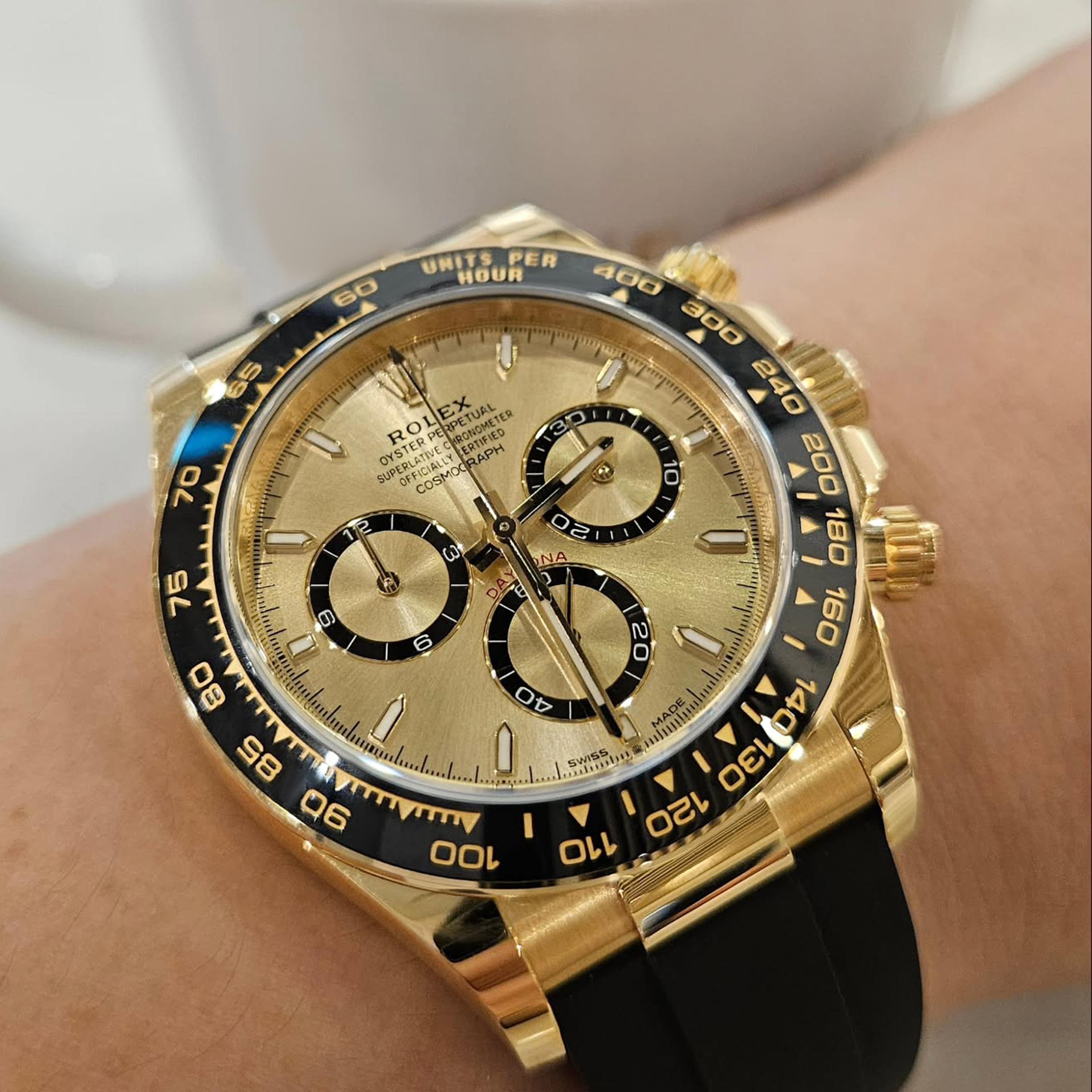 Il Rolex Cosmograph Daytona Ref. 126518LN-0010 è una lussuosa reinterpretazione di uno dei cronografi più iconici al mondo, che unisce le leggendarie prestazioni di Rolex a una raffinata eleganza. Realizzato in oro giallo massiccio 18 carati, questo