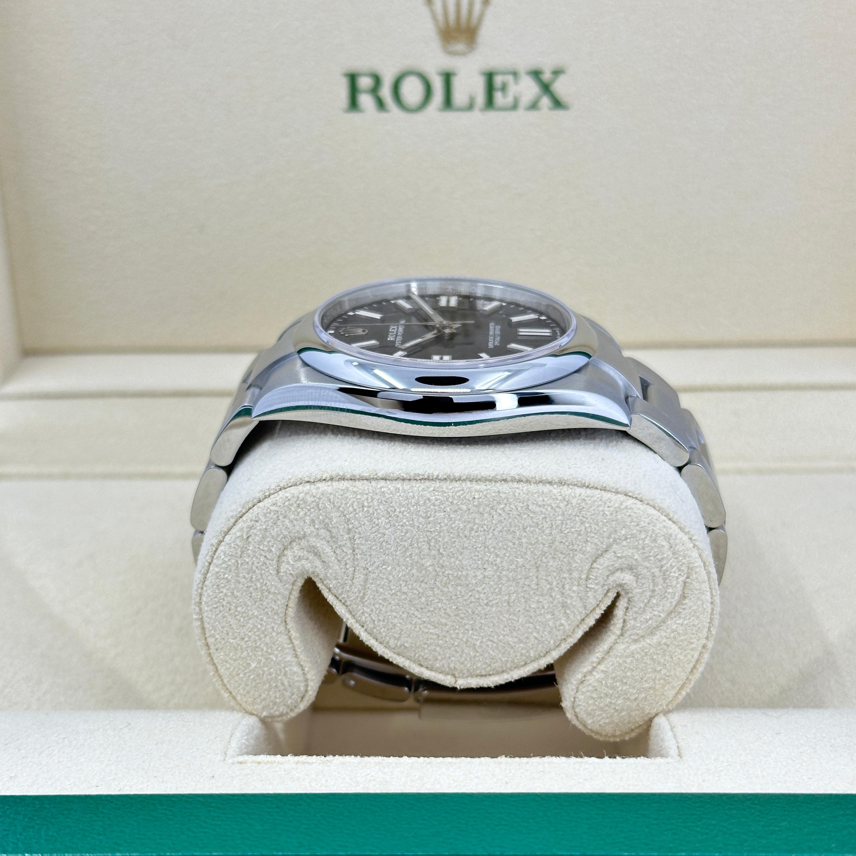 Il Rolex Oyster Perpetual 41 Ref. 124300-0002 è una rivisitazione audace e contemporanea di uno dei modelli più iconici e duraturi di Rolex. Conosciuto per la sua semplicità senza tempo e la sua precisione artigianale, questo modello si distingue