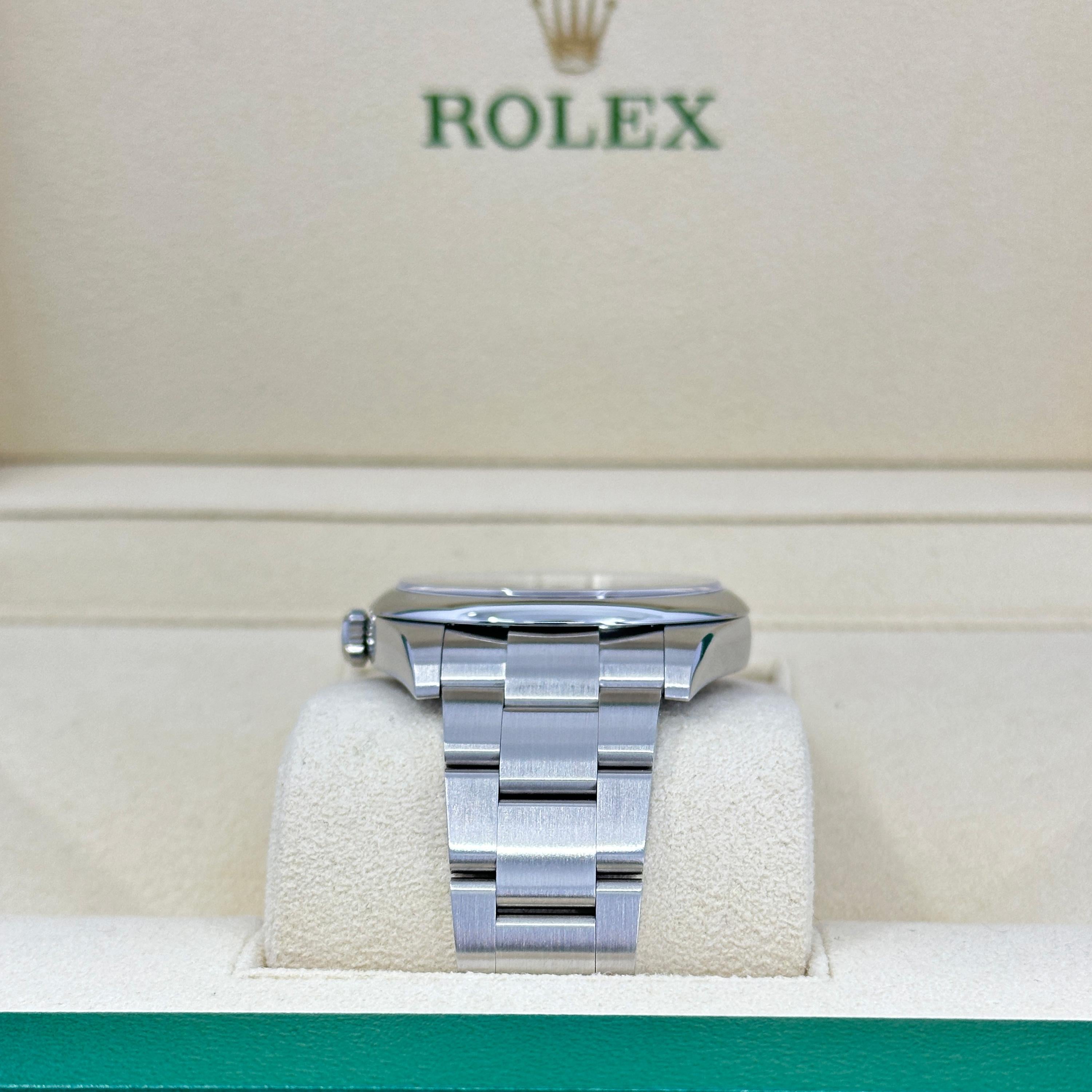 Rolex Oyster Perpetual Senza Data Riferimento n. 124300, Set completo, 2025 in vendita 4