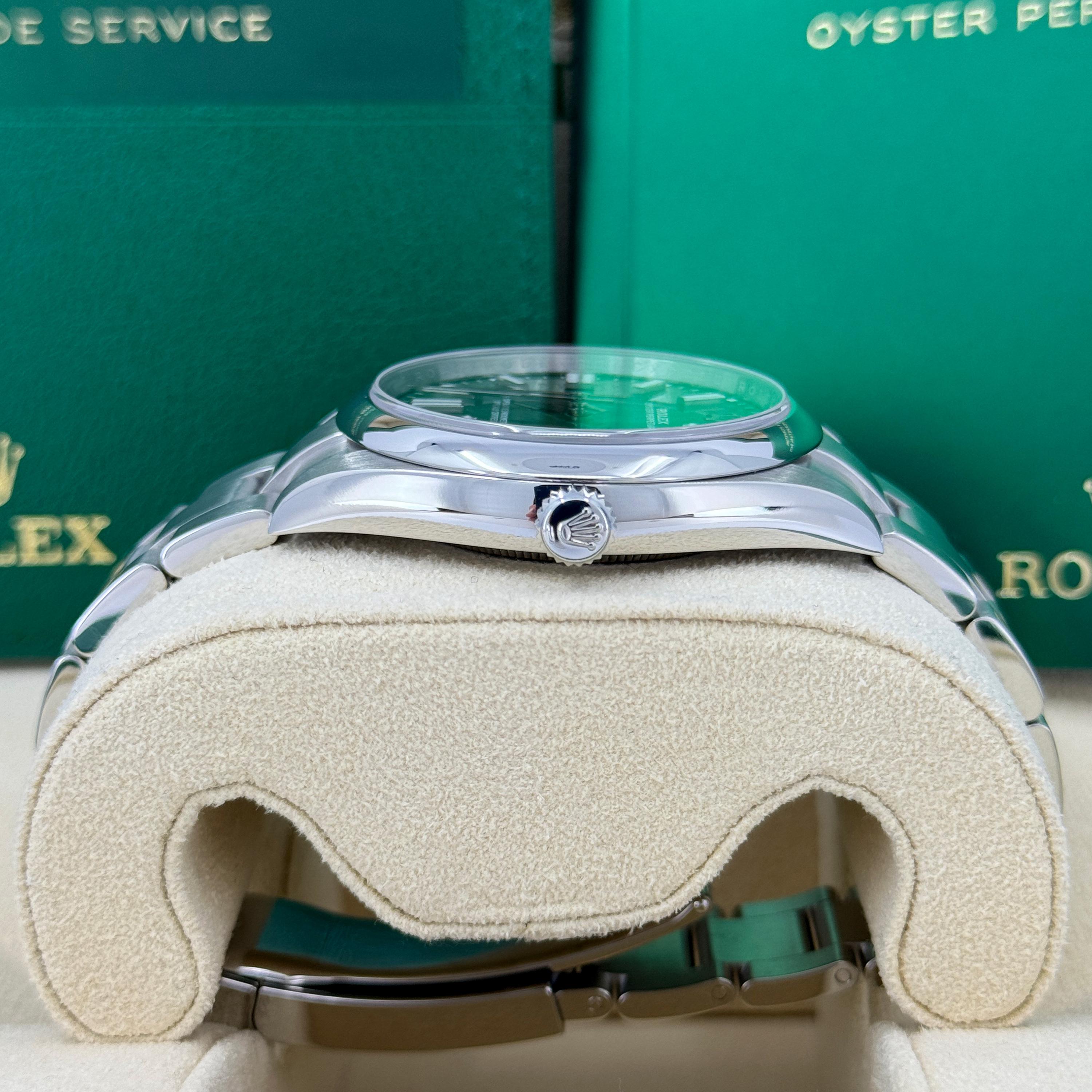 Rolex Oyster Perpetual Senza Data Riferimento n. 124300, Set completo, 2025 in vendita 1
