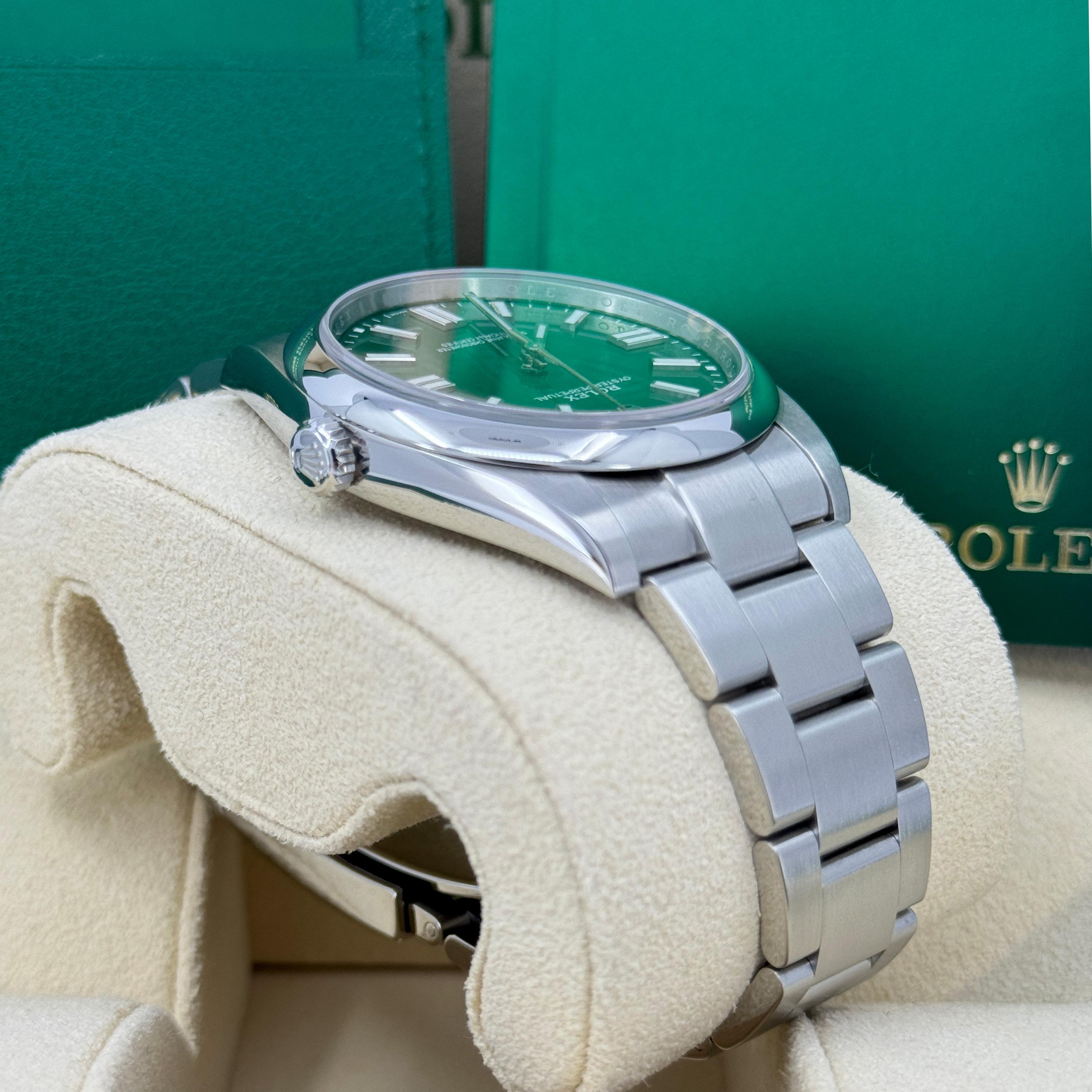Rolex Oyster Perpetual Senza Data Riferimento n. 124300, Set completo, 2025 in vendita 2