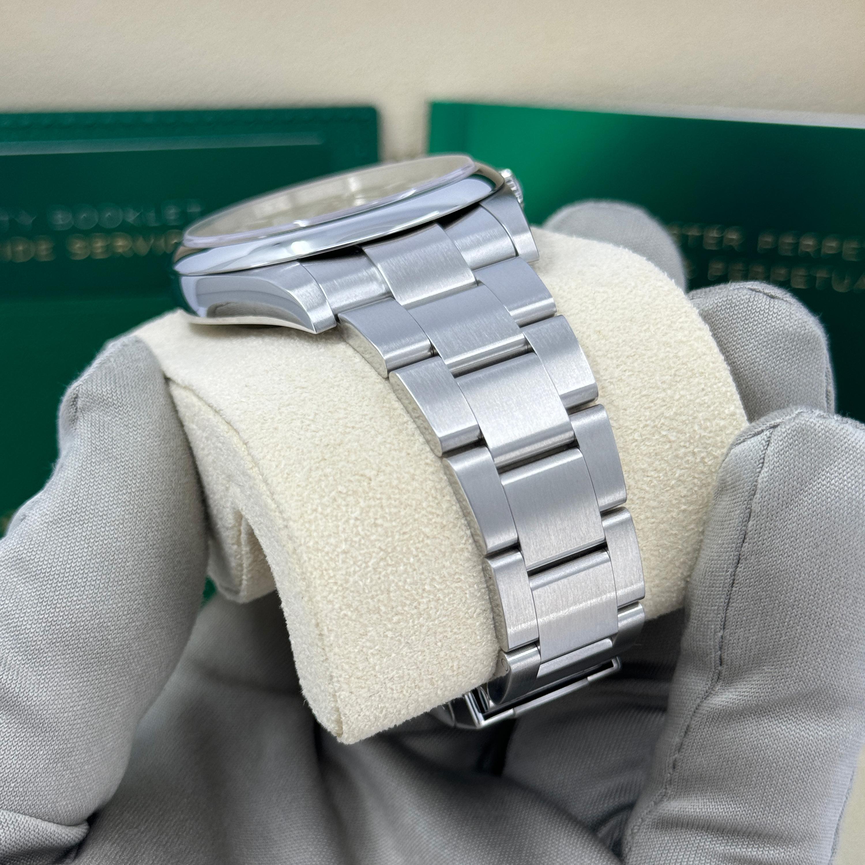 Rolex Oyster Perpetual Senza Data Riferimento n. 124300, Set completo, 2025 in vendita 8
