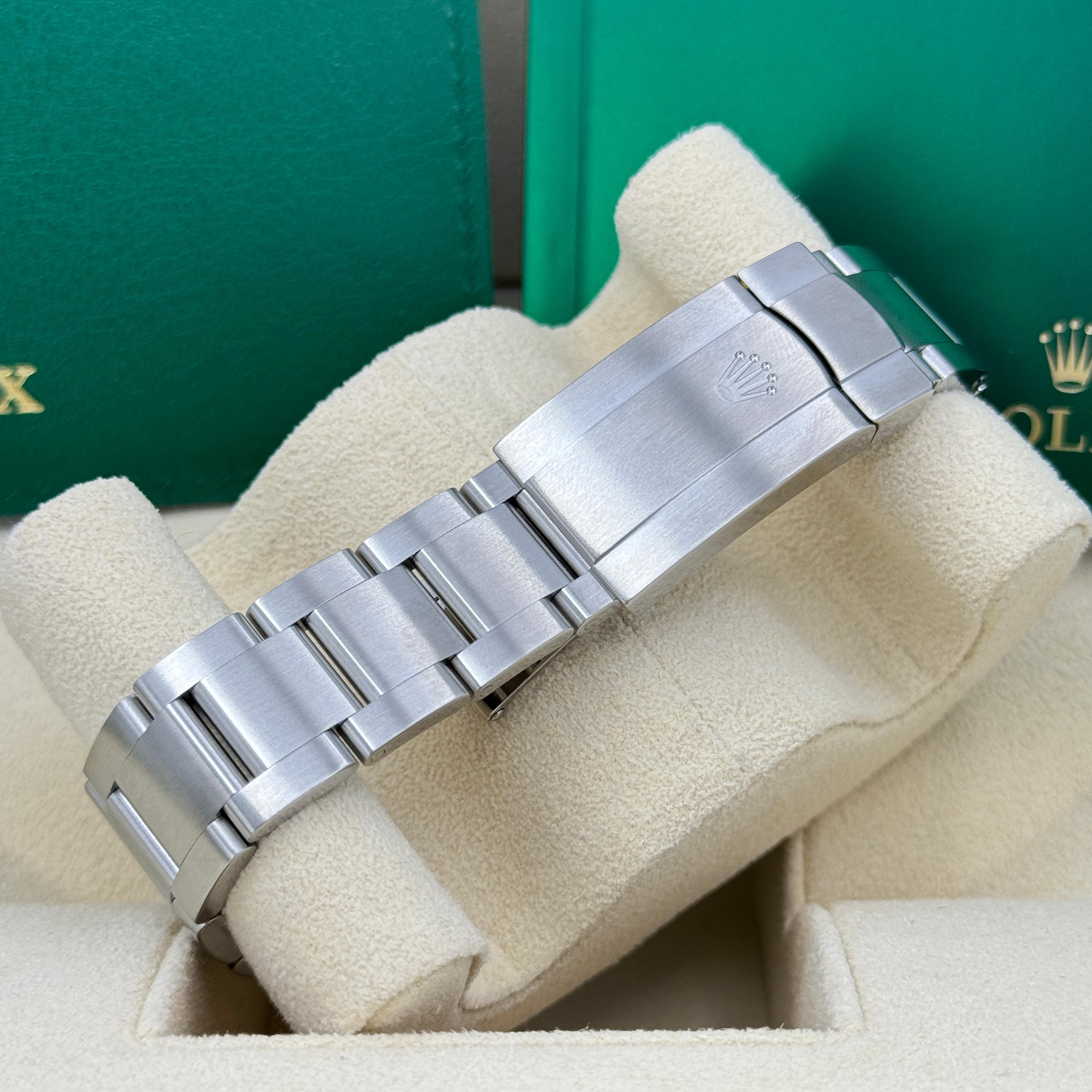 Rolex Oyster Perpetual Senza Data Riferimento n. 124300, Set completo, 2025 in vendita 5
