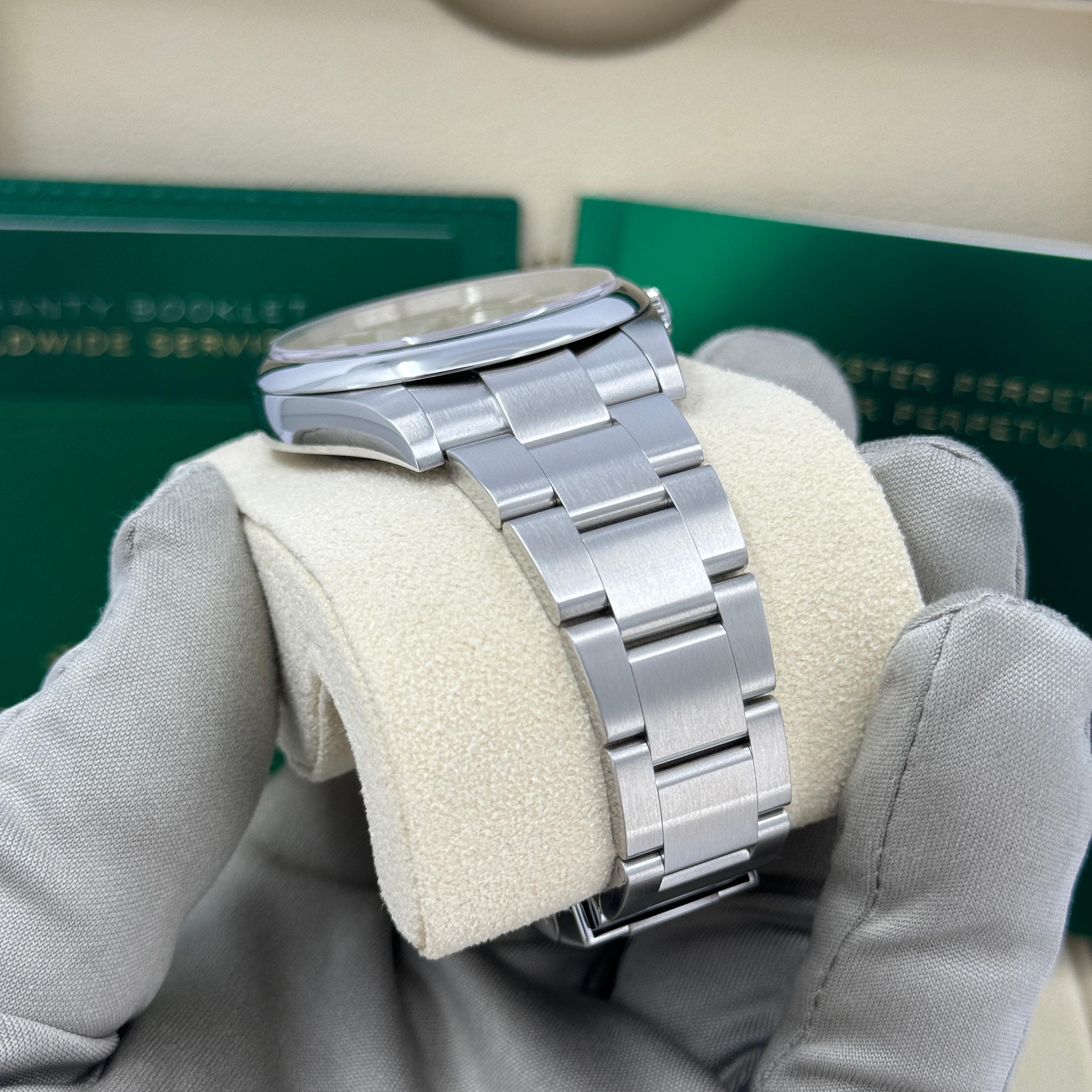 Rolex Oyster Perpetual Senza Data Riferimento n. 124300, Set completo, 2025 in vendita 7