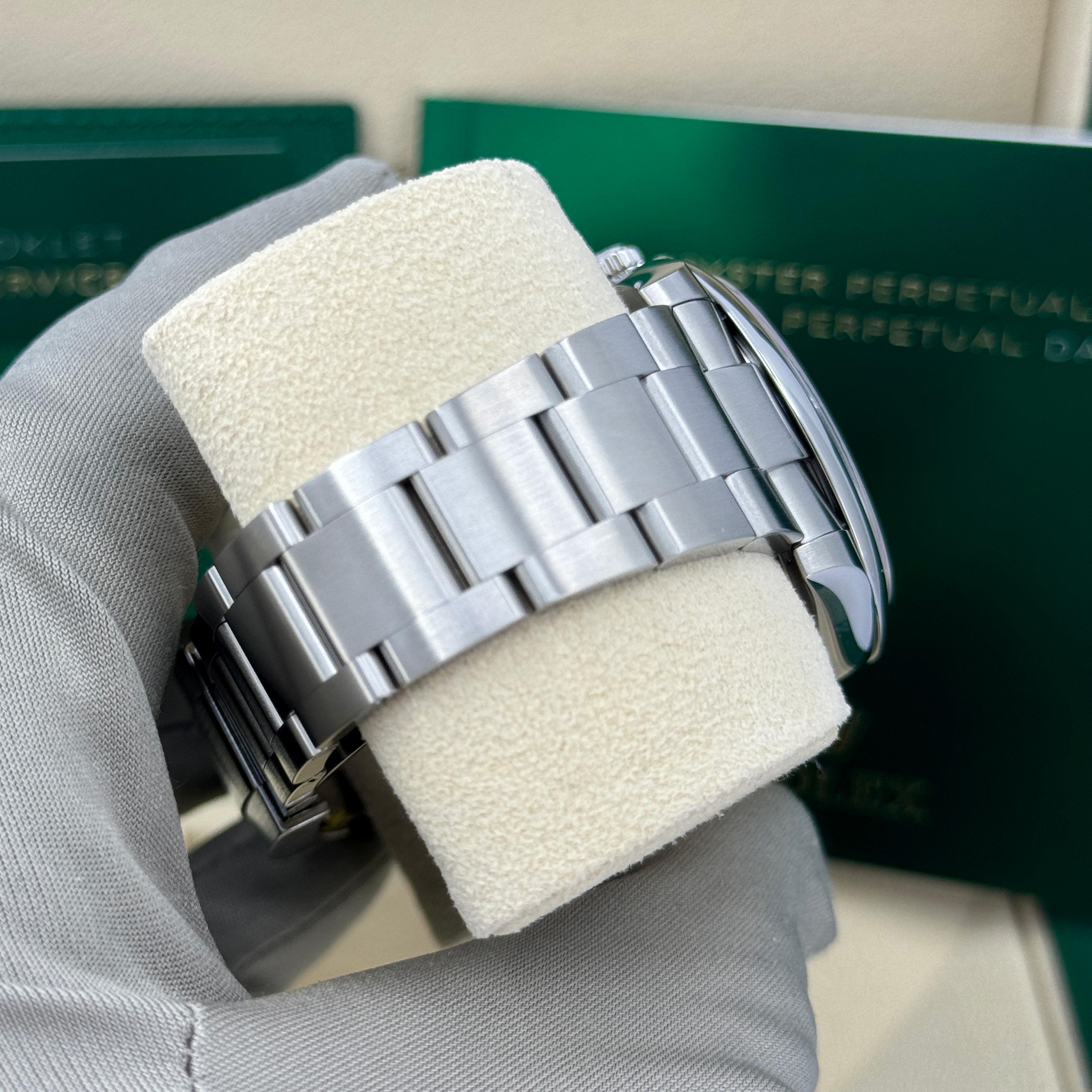 Rolex Oyster Perpetual Senza Data Riferimento n. 124300, Set completo, 2025 in vendita 9