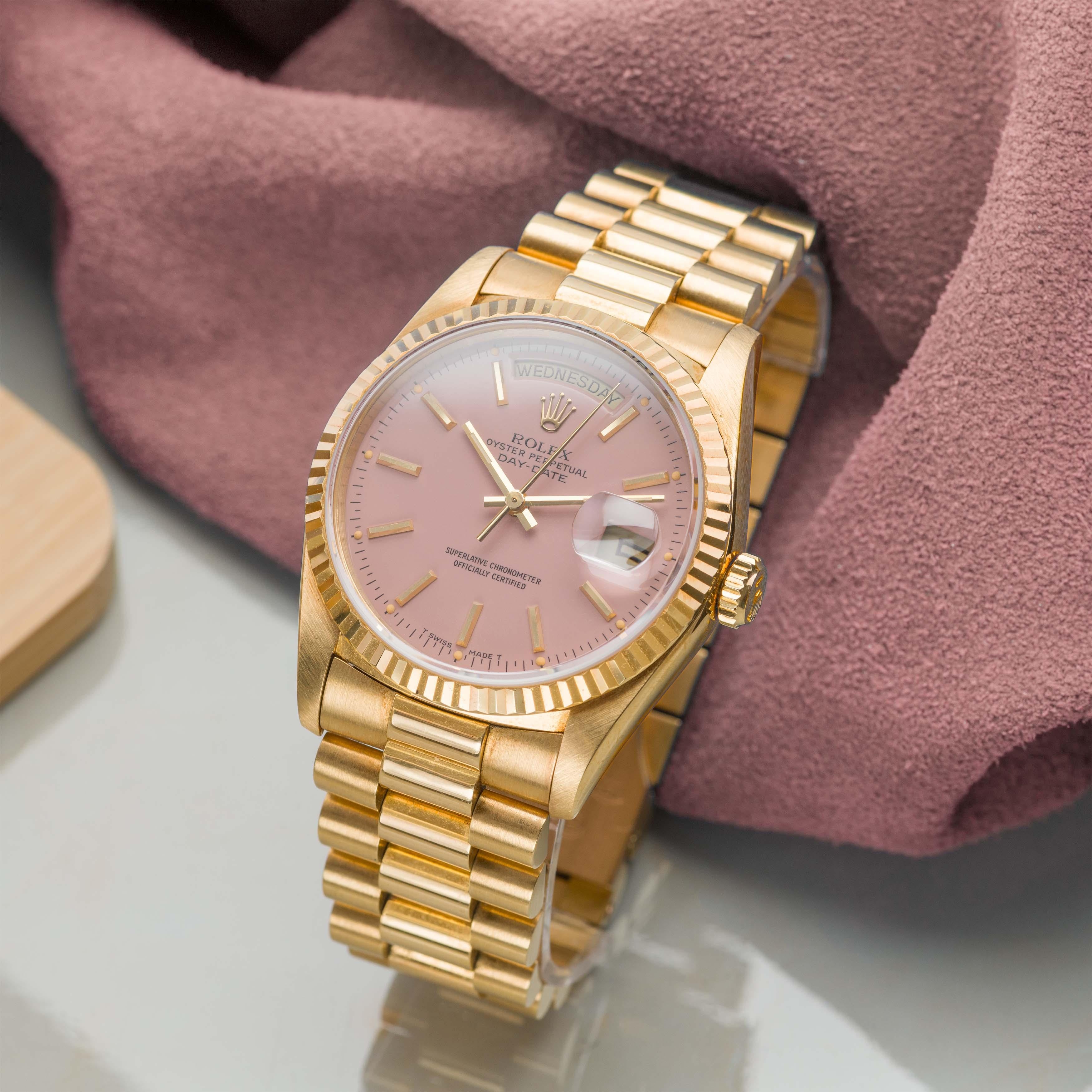 Ja, es ist Flieder

Stellar ist wahrscheinlich das beste Wort, um diese wunderbare Rolex Day Date 18238 zu beschreiben  aus dem Jahr 1988 mit dem äußerst seltenen, fast schon schwer fassbaren Zifferblatt der Lilac Stella. Um ganz ehrlich zu sein,