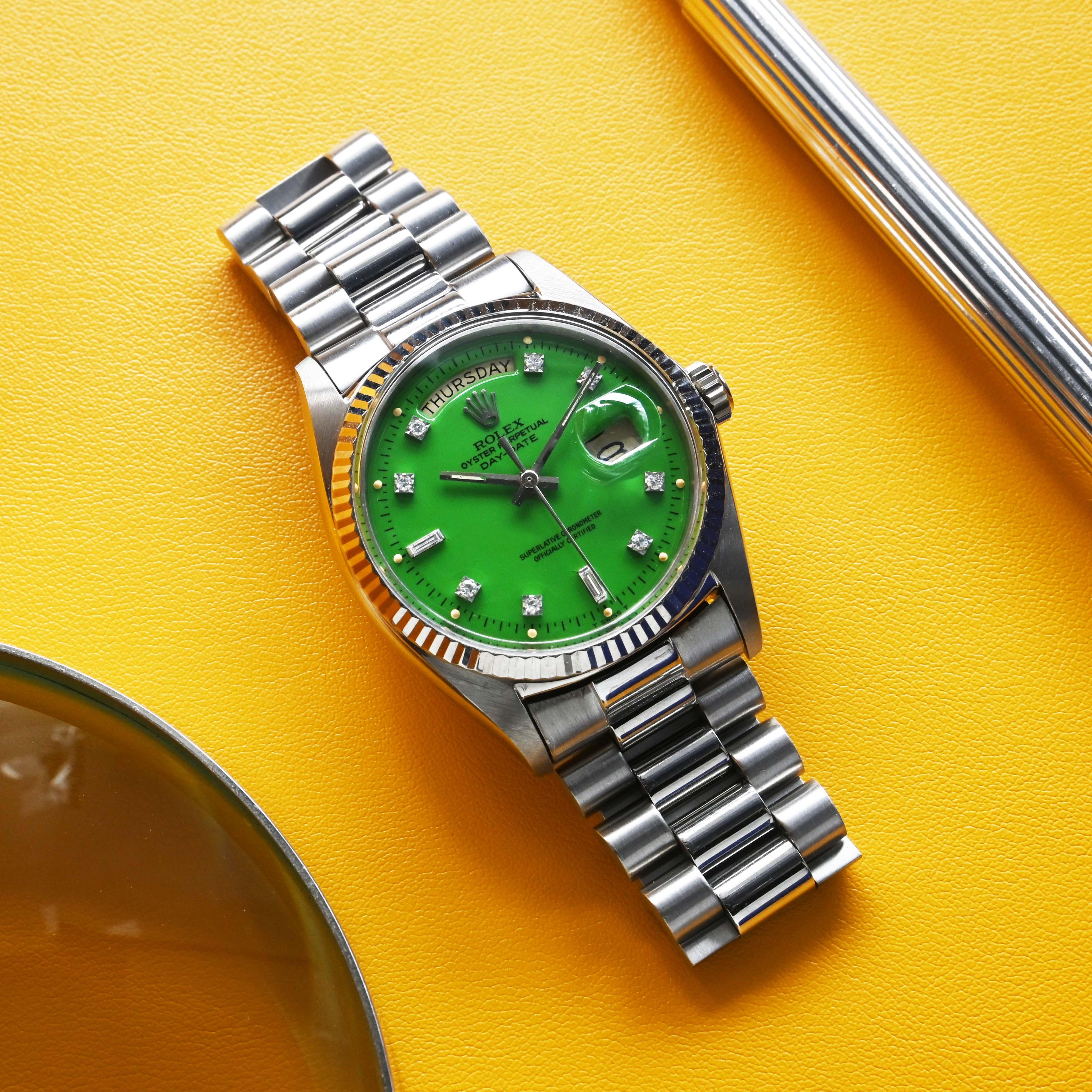Grashüpfer

Diese phänomenale Rolex Day Date 1803 aus dem Jahr 1971 ist einfach super cool. Das Gehäuse aus Weißgold ist stabil, mit geraden und gut definierten Bandanstößen, und weist keine großen Altersspuren aus den letzten 48 Jahren auf. Das