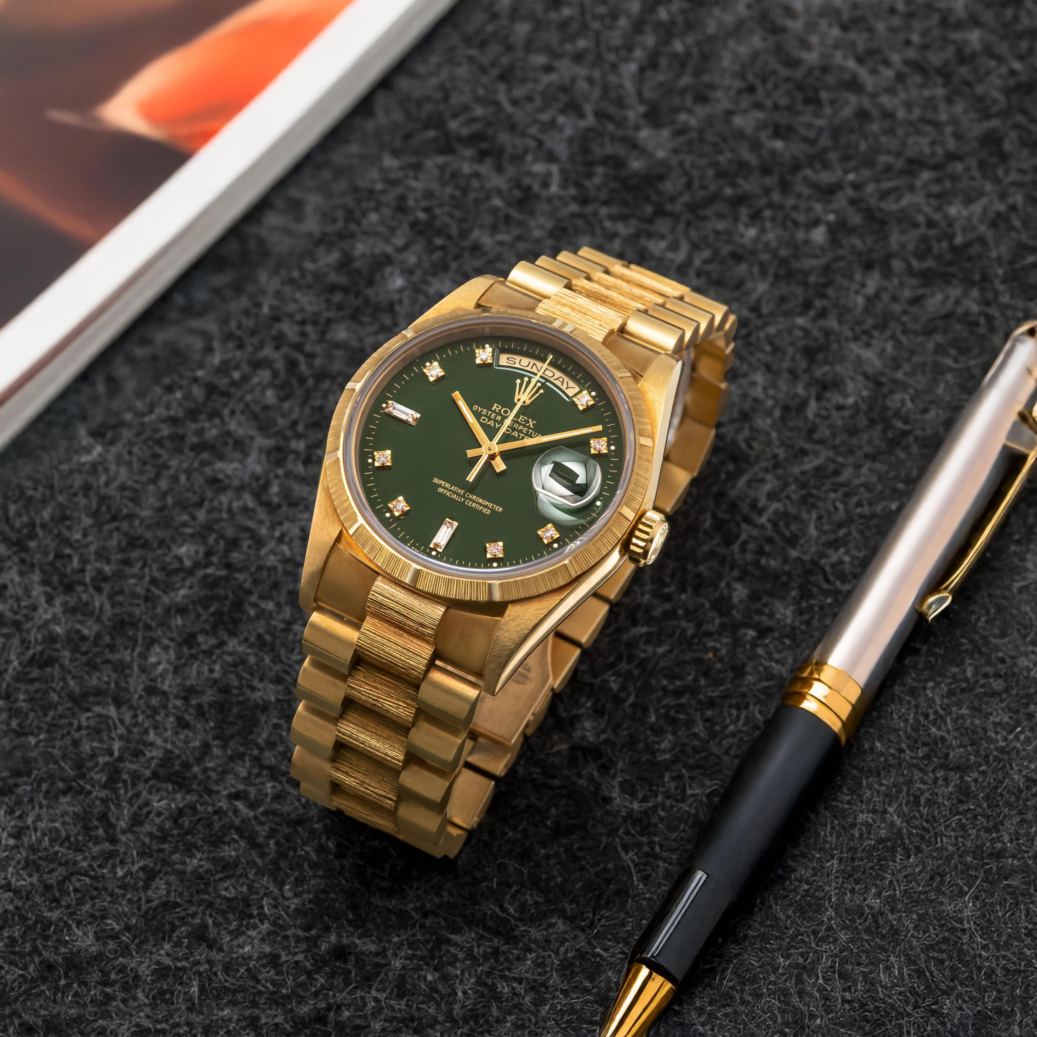 Rennsport Grün 

In den 1970er Jahren führte Rolex das Stella-Zifferblatt ein, ein lackiertes und hochglänzendes Zifferblatt, das in einer Vielzahl von Farben erhältlich war. Diese waren für Day Date und einige Damenreferenzen reserviert und wir