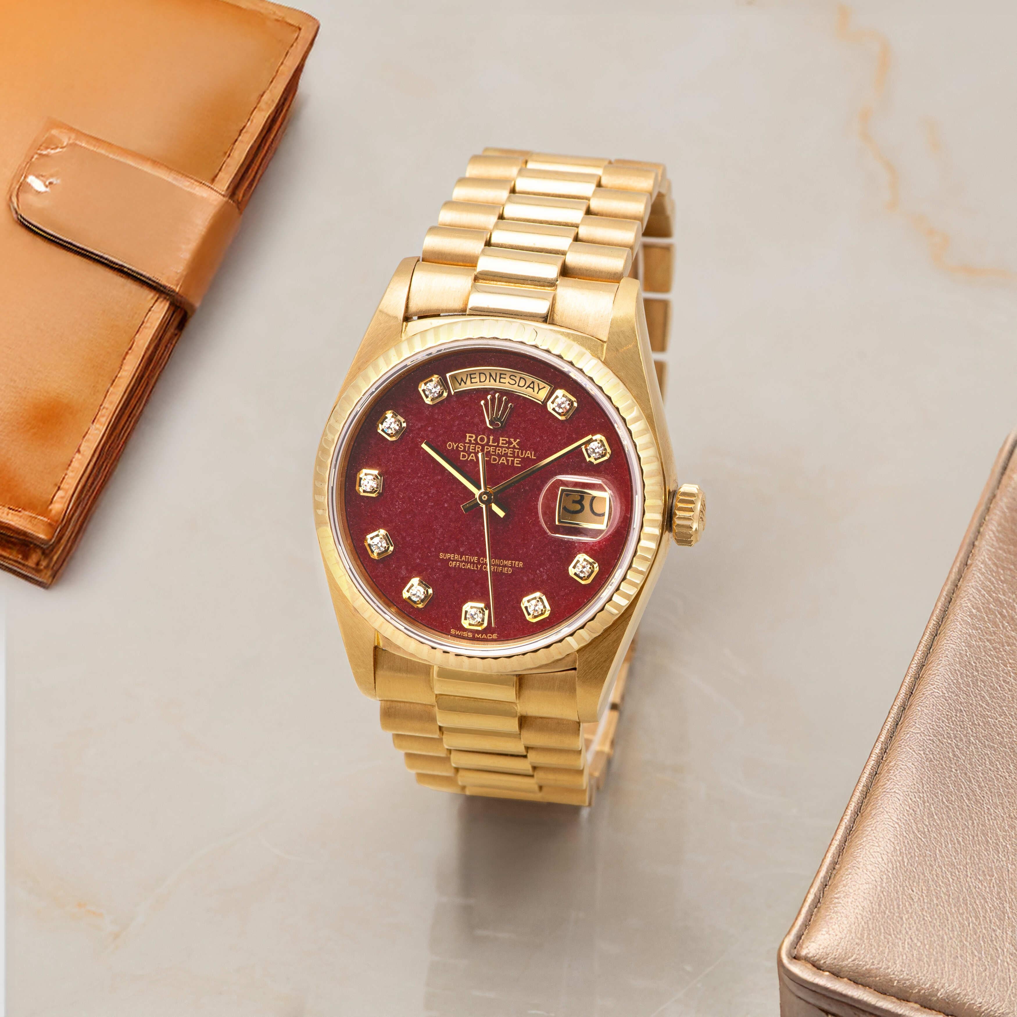 Rubellit 

Rolex hat bei der Auswahl der Materialien für ihre Zifferblätter nichts unversucht gelassen. Eine Familie von Zifferblättern sind die Steinzifferblätter, die kategorisch Hartgestein, Mineralien und sogar Halbedelsteine wie Lapis und