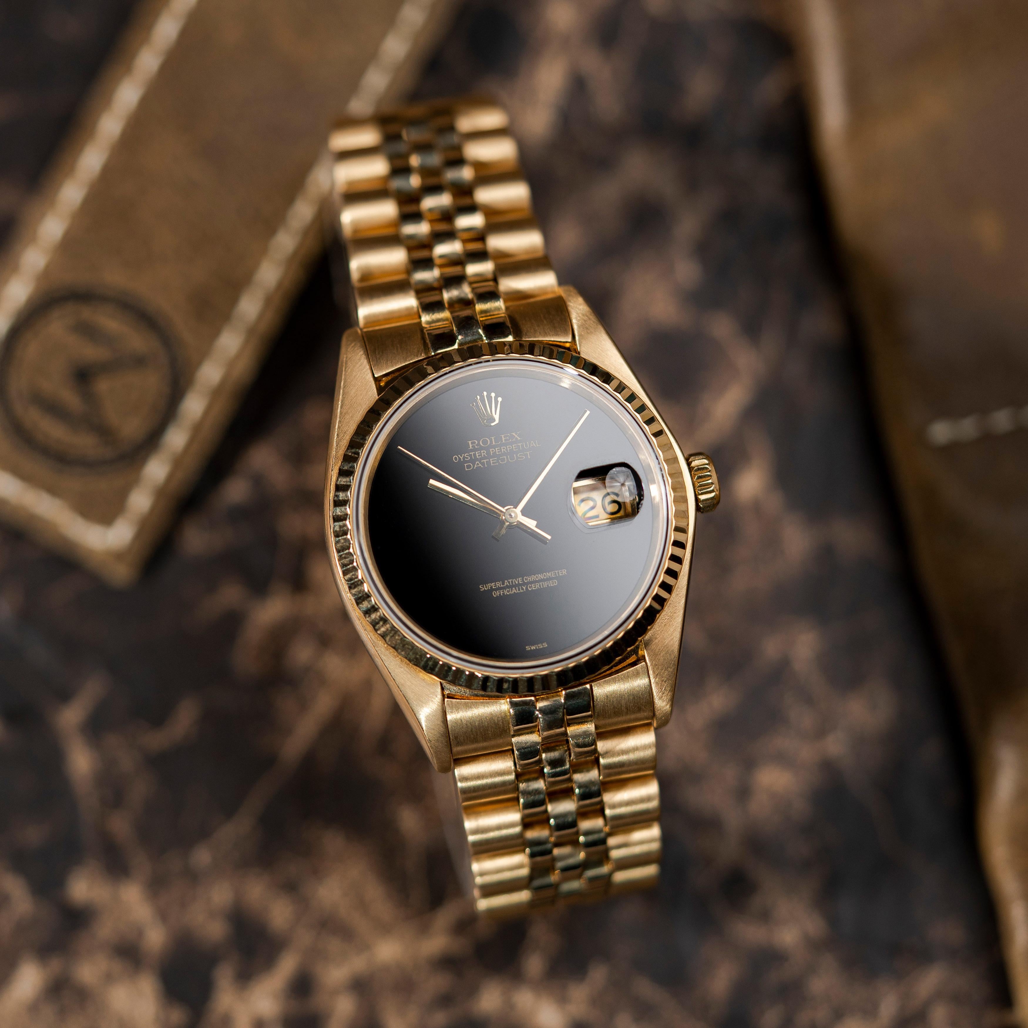 Onyx Datejust

Rolex-Uhren mit Hartstein-Zifferblättern sind mittlerweile schwieriger aufzuspüren und finden sich vor allem bei Day Dates, aber es gibt auch eine kleine Anzahl von Gold- und Weißgold-Datejusts mit Stein-Zifferblättern. Unter den