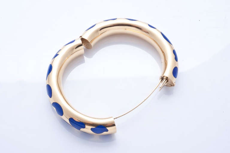 Tiffany & Co. bangle bracelet made in 18k yellow gold and beautifully contrasted with lapis lazuli inlays. Circa 1980s.