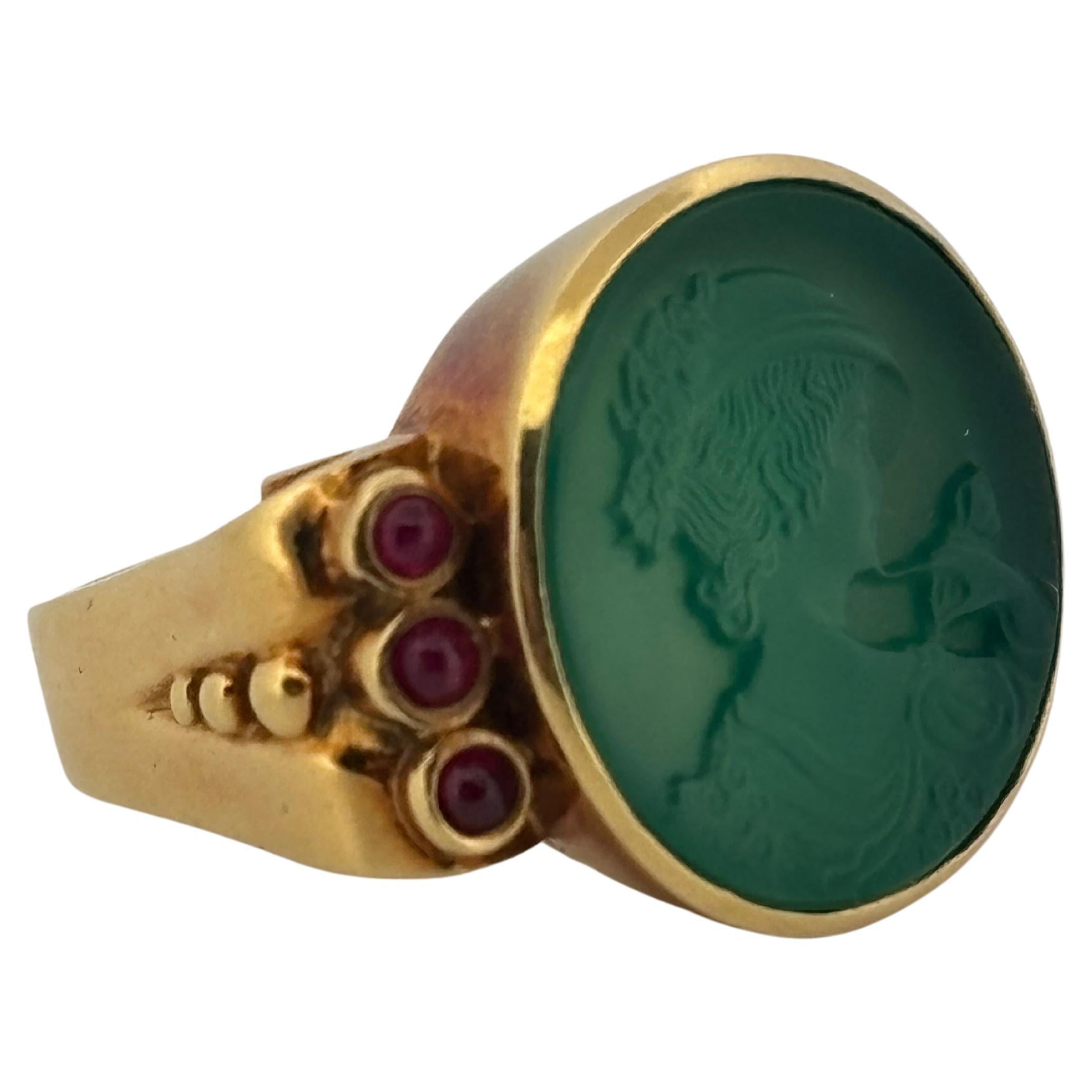 SeidenGang 18K Yellow Gold Green Agate & Cabochon Ruby Cameo Ring Size 6.5 For Sale 2