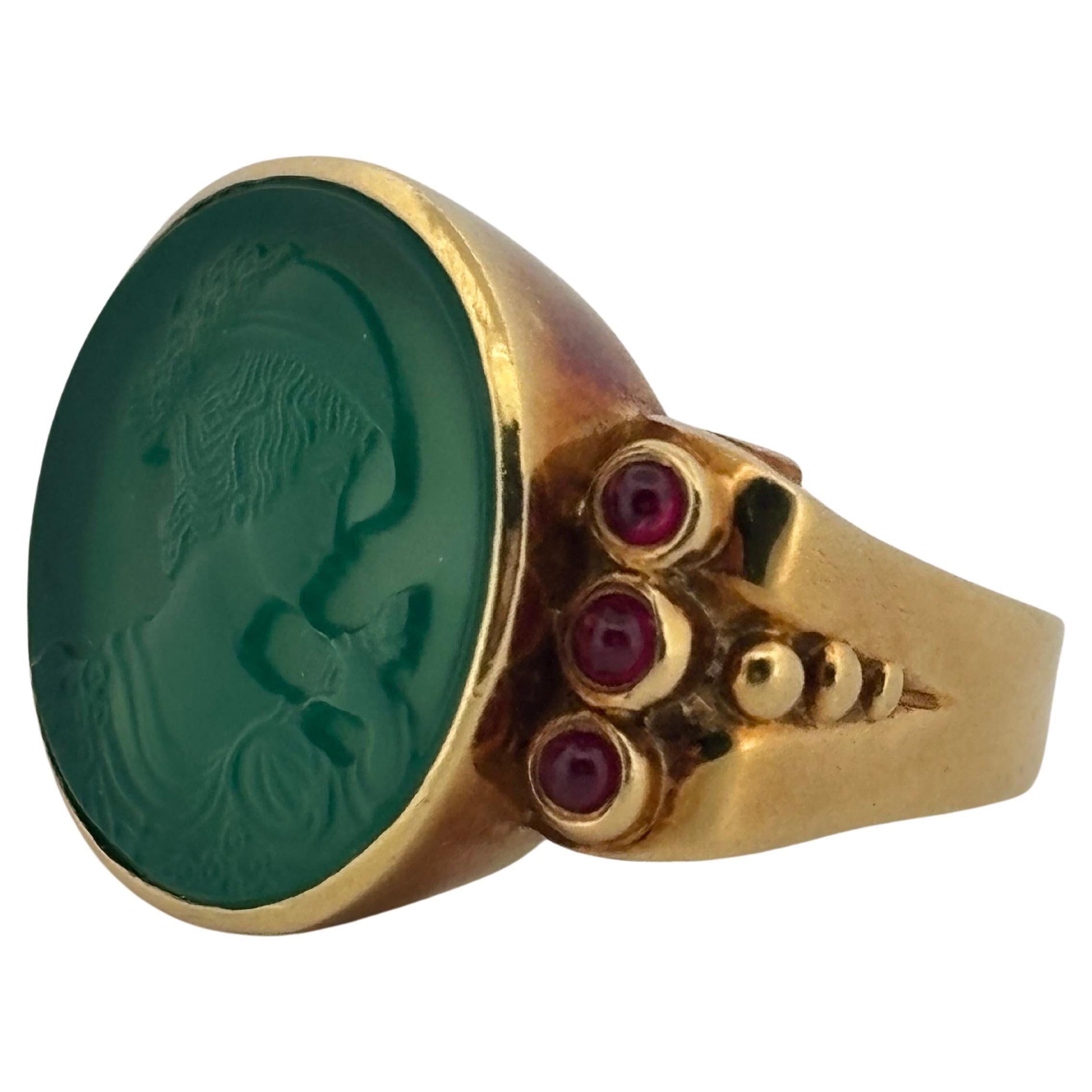 Renaissance SeidenGang 18K Yellow Gold Green Agate & Cabochon Ruby Cameo Ring Size 6.5 For Sale