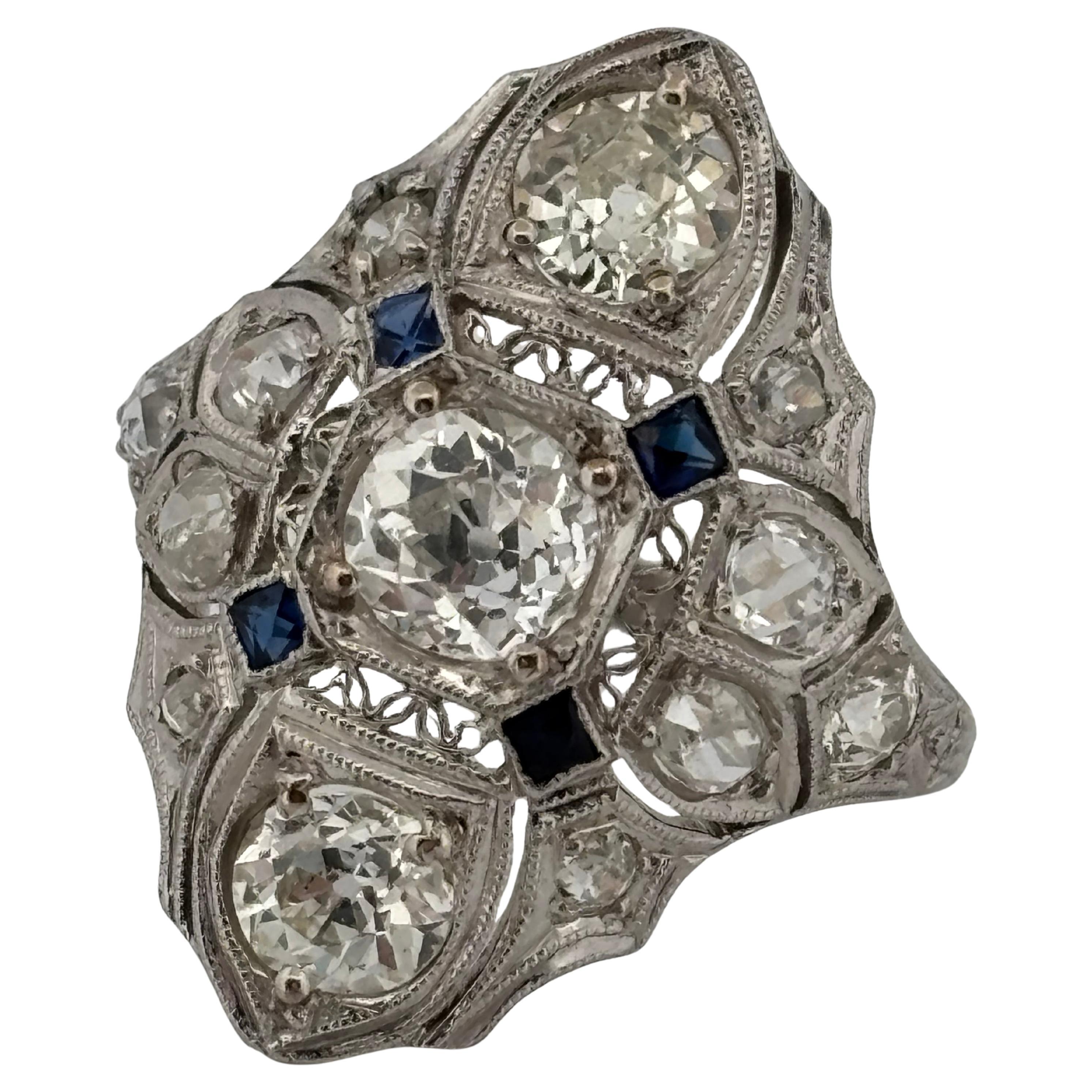 Bague ancienne en platine filigrané de 2,02 carats de diamants et de saphirs datant des années 1920