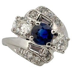 Anello a tre pietre in oro bianco 14K con diamante da 2,50 carati e zaffiro da 1,07 carati