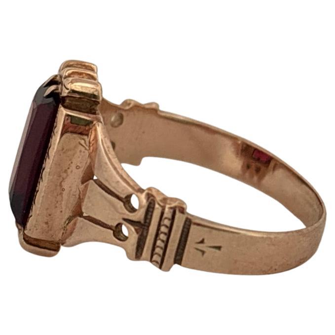 Bague ancienne en or rose 10K au grenat rouge délicat en vente 1