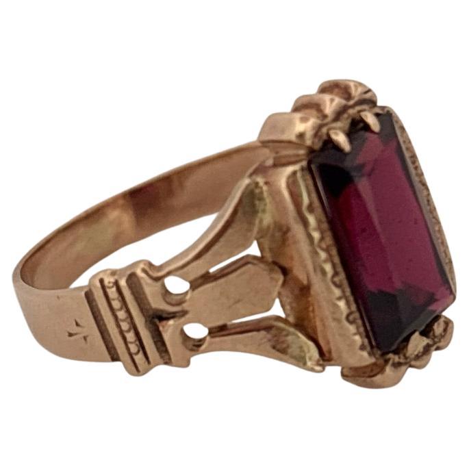 Bague ancienne en or rose 10K au grenat rouge délicat Bon état - En vente à Sewickley, PA