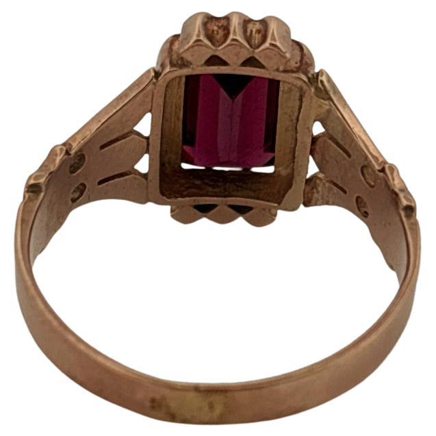 Taille émeraude Bague ancienne en or rose 10K au grenat rouge délicat en vente