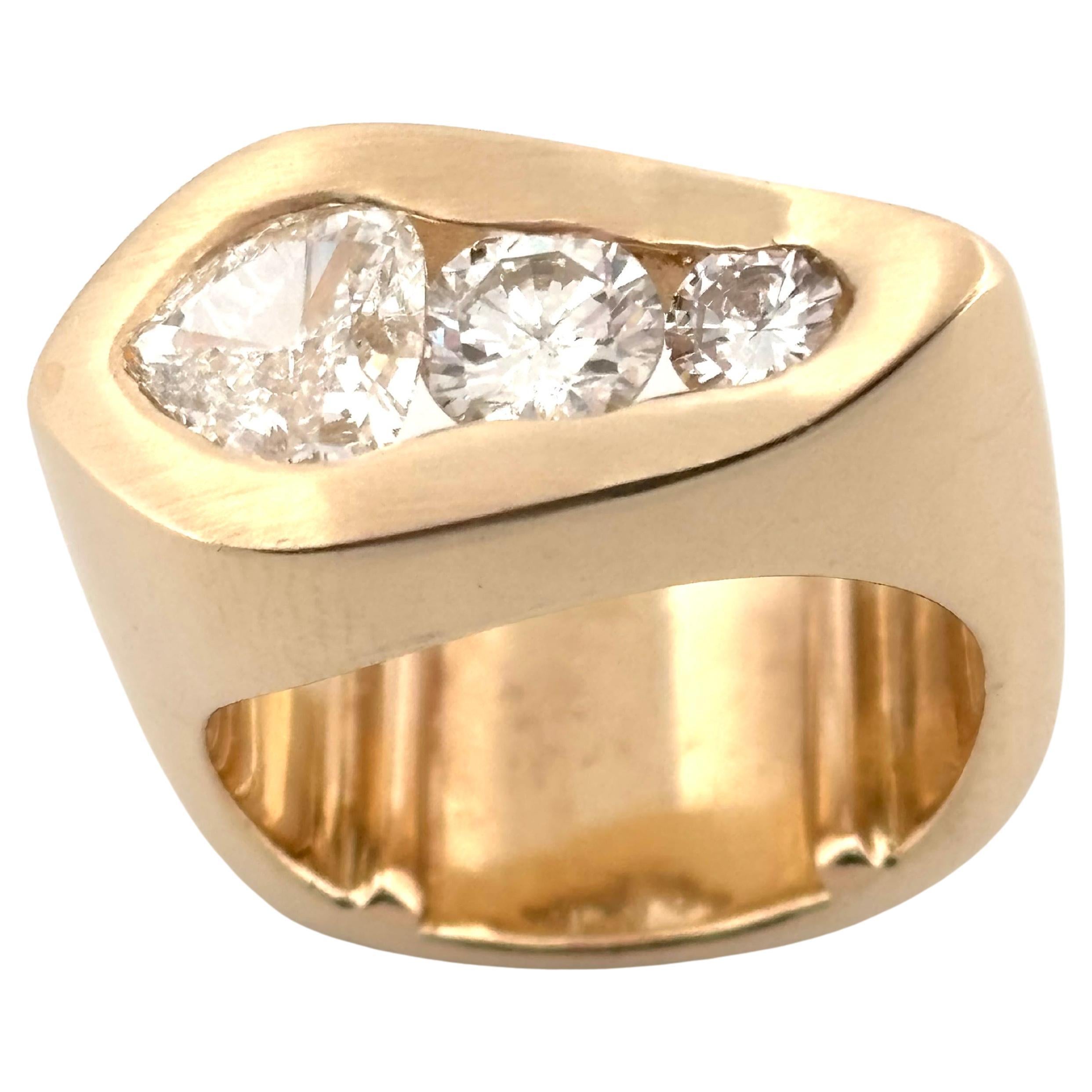 Anillo abstracto de banda ancha con diamantes naturales talla trillón y redonda de 1,33 quilates en venta