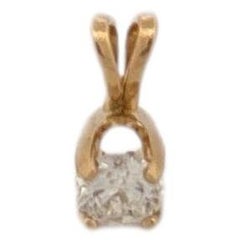 Anhänger aus 14-karätigem Gelbgold mit einem Diamanten und einer Öse in Hasenohrform