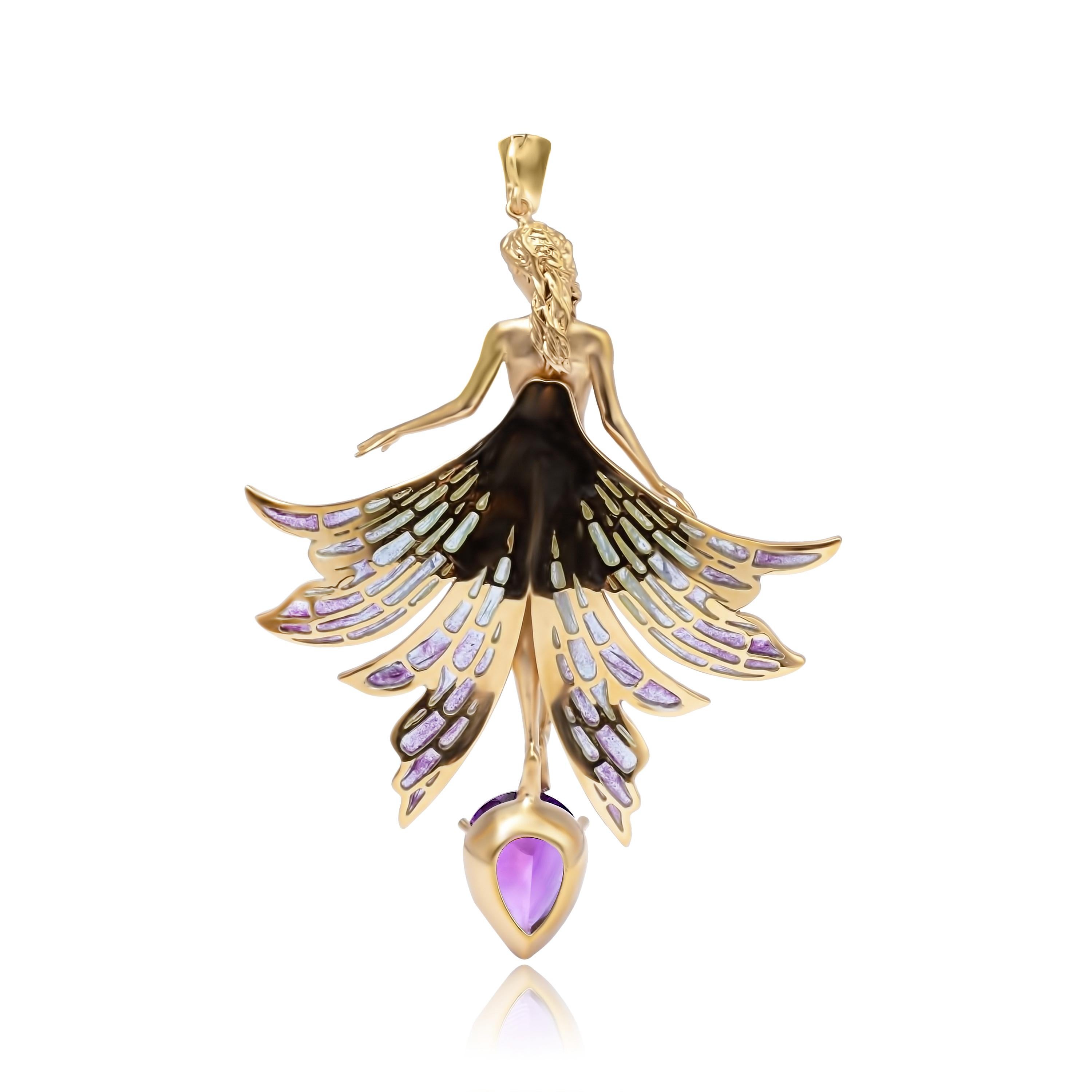 Dieser skulpturale Anhänger fängt die ätherische Schönheit einer Waldnymphe in Bewegung ein. Die zentrale Figur ist aus mattiertem Sterlingsilber handgefertigt und mit 24-karätigem Gold überzogen. Ihre Flügel werden mit der seltenen und
