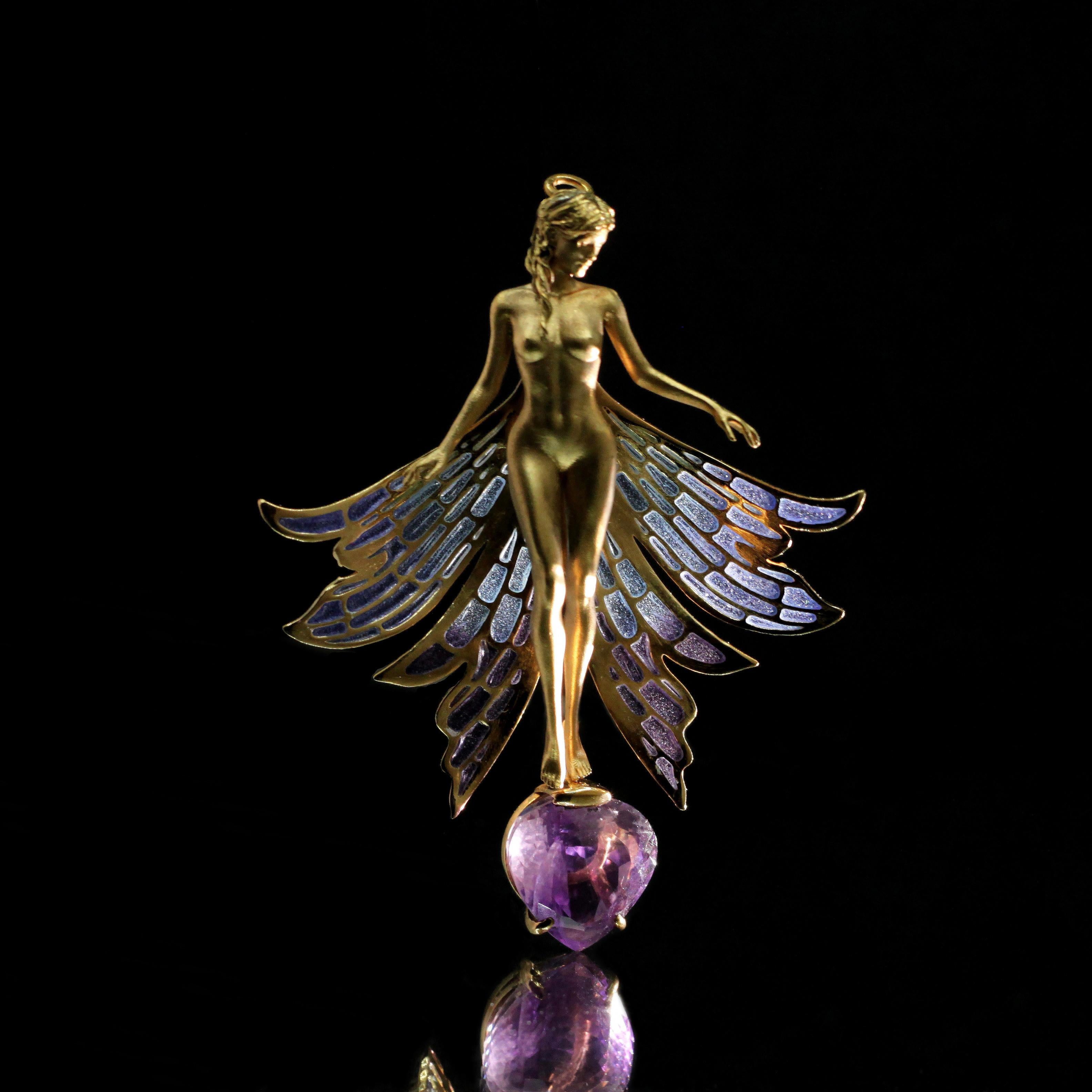 Nymphen-Anhänger mit Plique-à-Jour-Emaille-Flügeln und Amethyst (Tropfenschliff) im Angebot