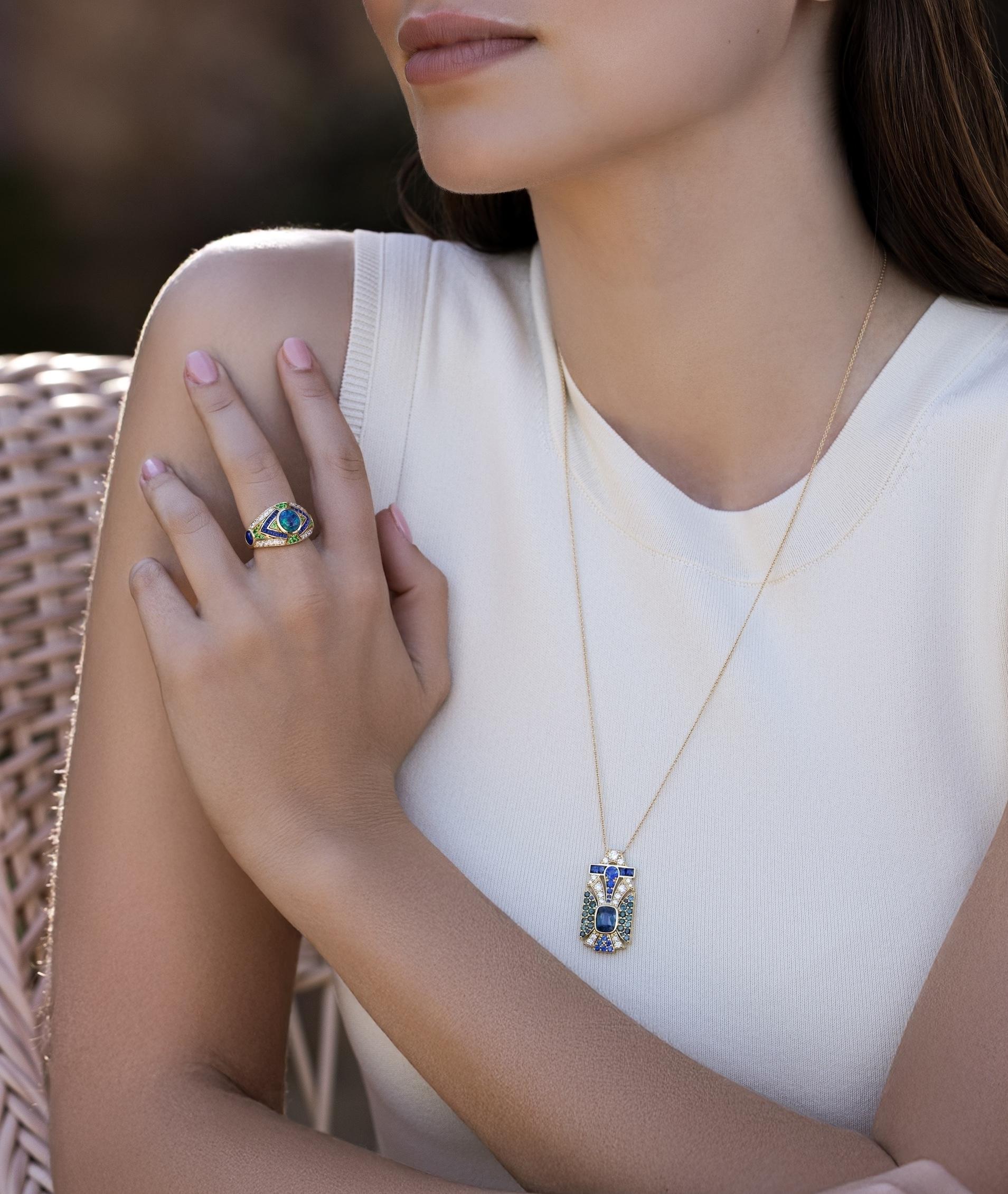 Collana lunga unica nel suo genere con zaffiro bicolore taglio cuscino da 3,11 carati incastonato in oro giallo 18 carati. Lo zaffiro bicolore presenta un colore giallo/verde al centro e blu nella parte superiore e inferiore. Zaffiri blu, alcuni