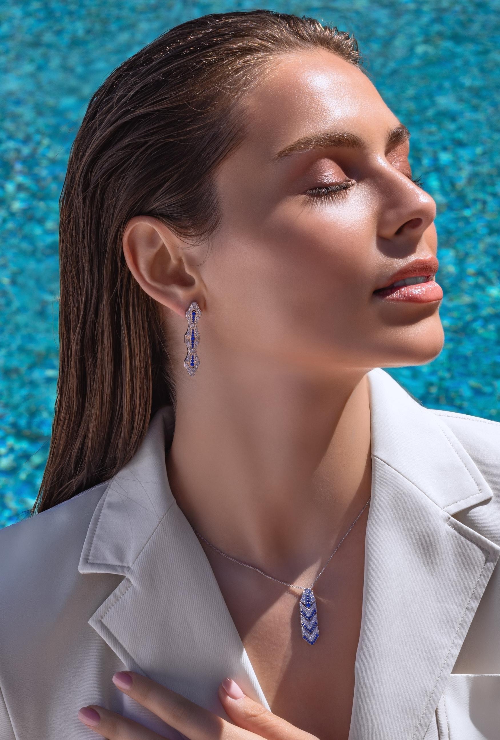 Collana Art Deco con 0,52 carati di zaffiri blu e 0,79 carati di diamanti incastonati in oro bianco 18 carati. Ogni sezione della collana è articolata, permettendo alla collana di muoversi e fluire con chi la indossa. La lunghezza può essere