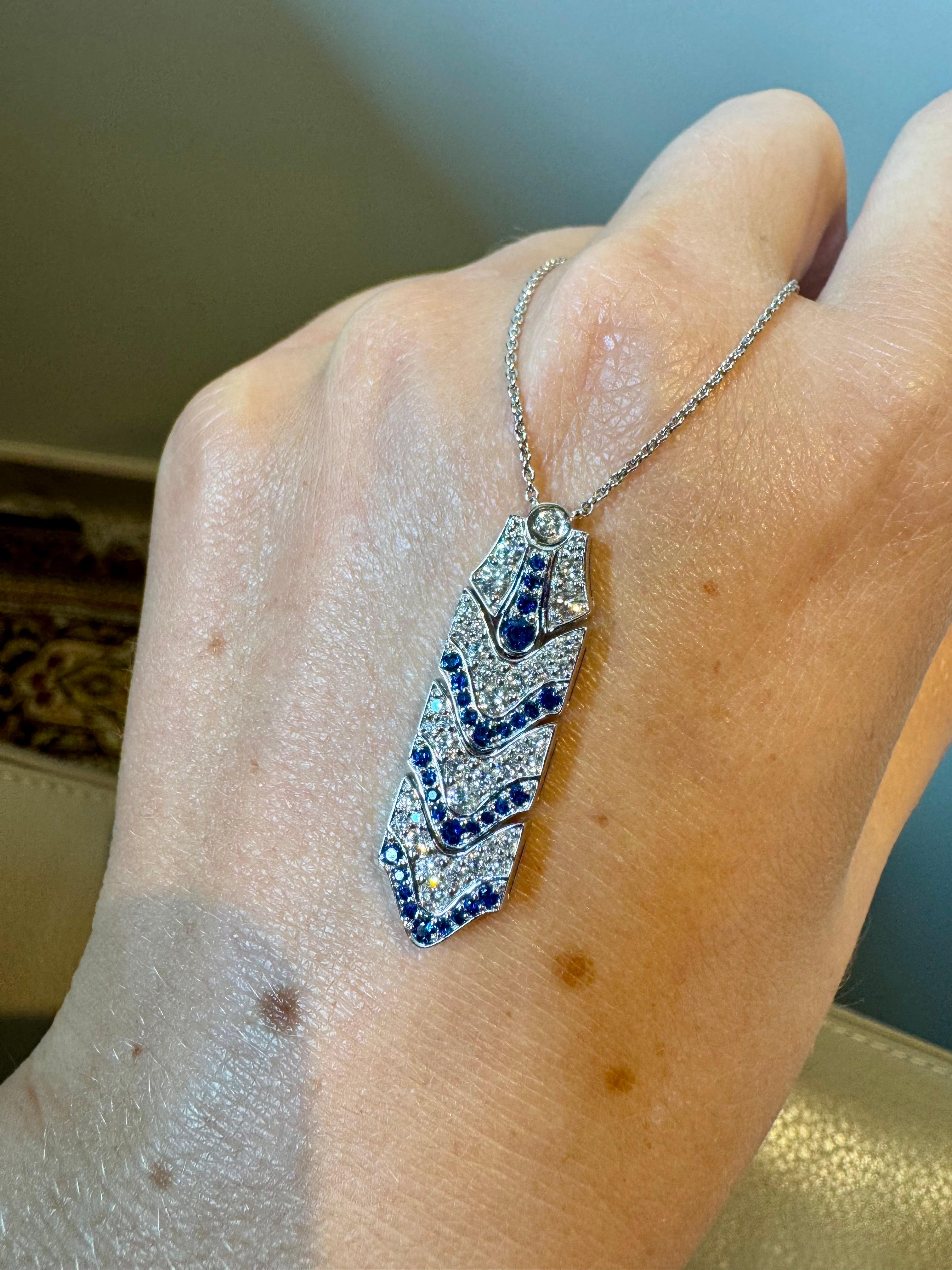 Taglio rotondo Collana Art Deco con zaffiro blu e diamanti in oro bianco 18 carati in vendita