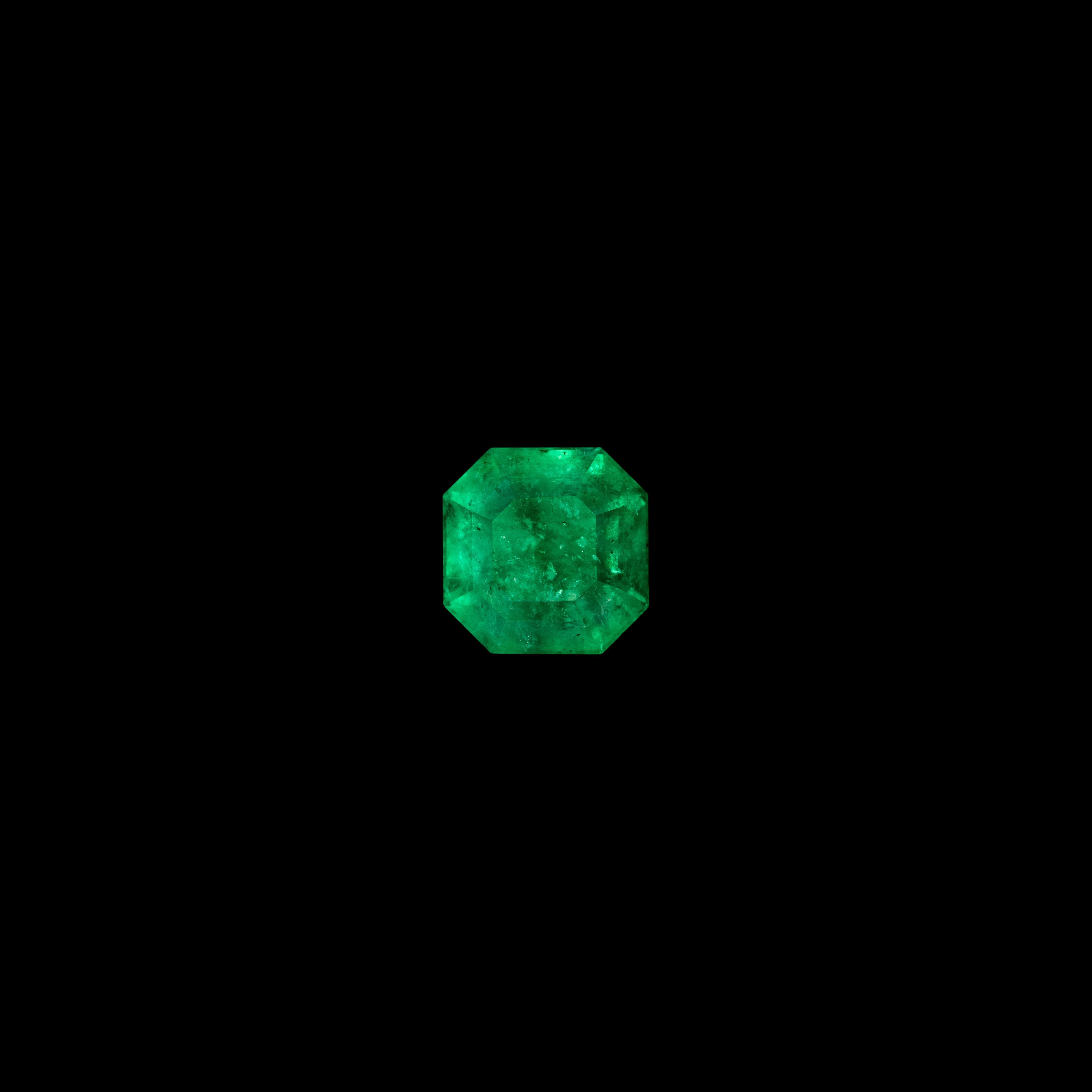 Dieser 1,91 Karat schwere achteckige Smaragd im Stufenschliff besticht durch seinen lebhaften, waldgrünen Farbton und seine außergewöhnliche Transparenz. Er stammt aus den berühmten Minen des Swat-Tals in Pakistan. Sein klassischer Schliff maximiert