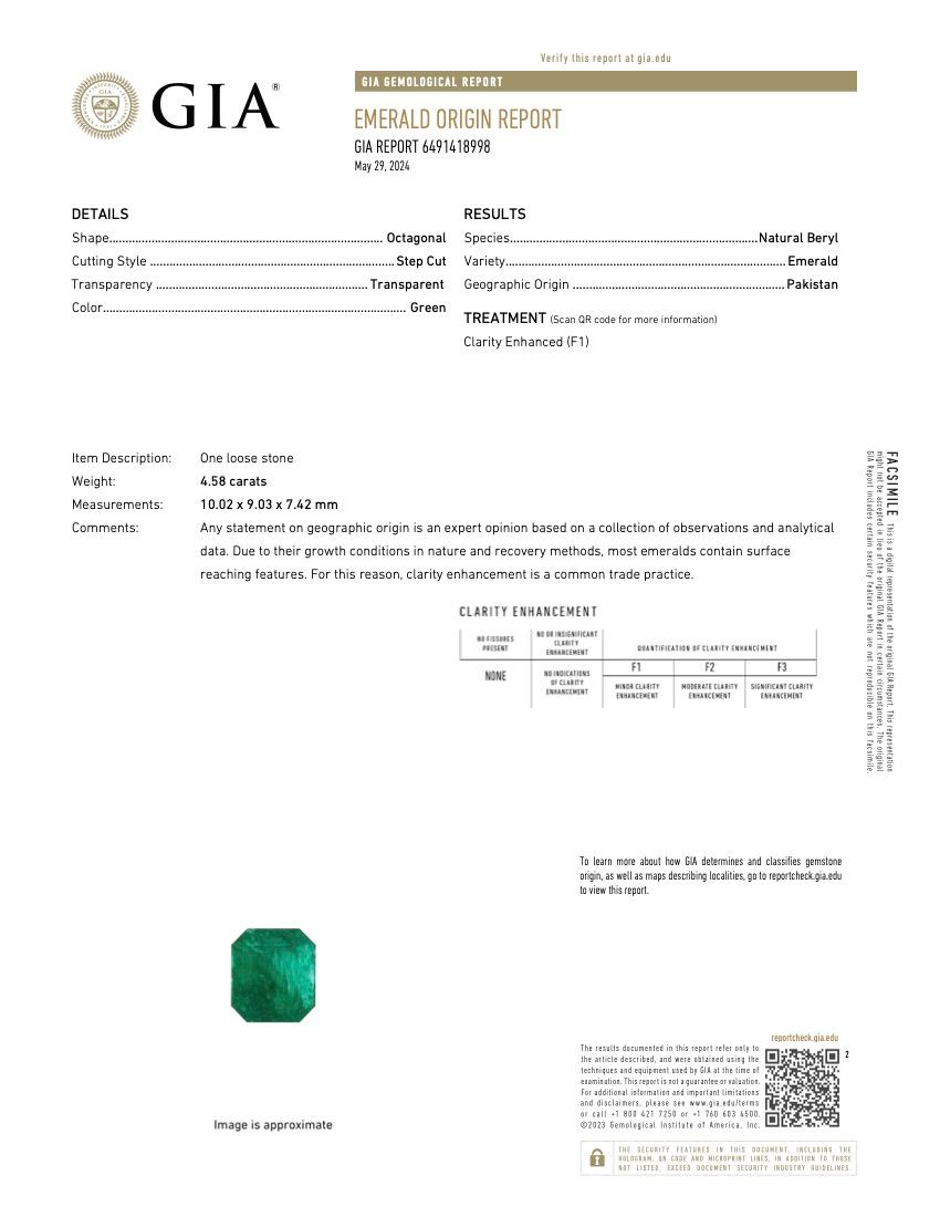 Mit einem Gewicht von 4,58 Karat weist dieser Smaragd einen eleganten achteckigen Stufenschliff auf, der seine weitläufige Tafel und seine klar ausgerichteten Facetten hervorhebt. Der satte, grasgrüne Farbton ist bemerkenswert gleichmäßig, und die