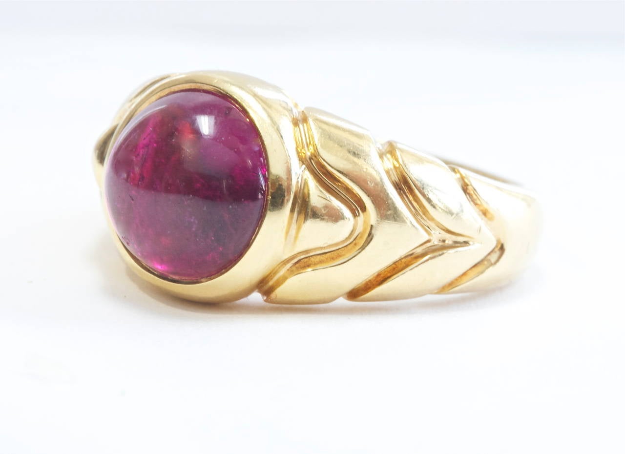 An iconic and always fashionable design from Bvlgari. Featuring a cabochon cut pink tourmaline bezel set in 18k yellow gold. Signed Bvlgari.

Size 6 and can be re-sized.