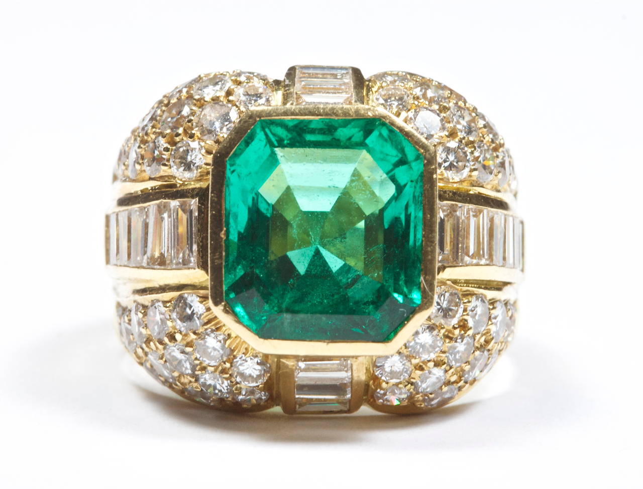 Stunning Colombian Emerald Diamond Gold Ring In Excellent Condition In Beverly Hills, CA
