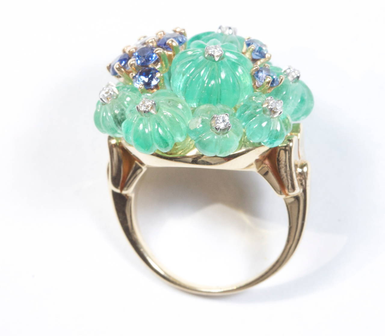 Carved Emerald Sapphire Diamond Gold Ring In Excellent Condition In Beverly Hills, CA