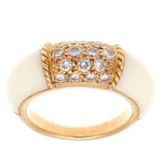 Van Cleef & Arpels Bague philippine en or avec diamant et corail blanc