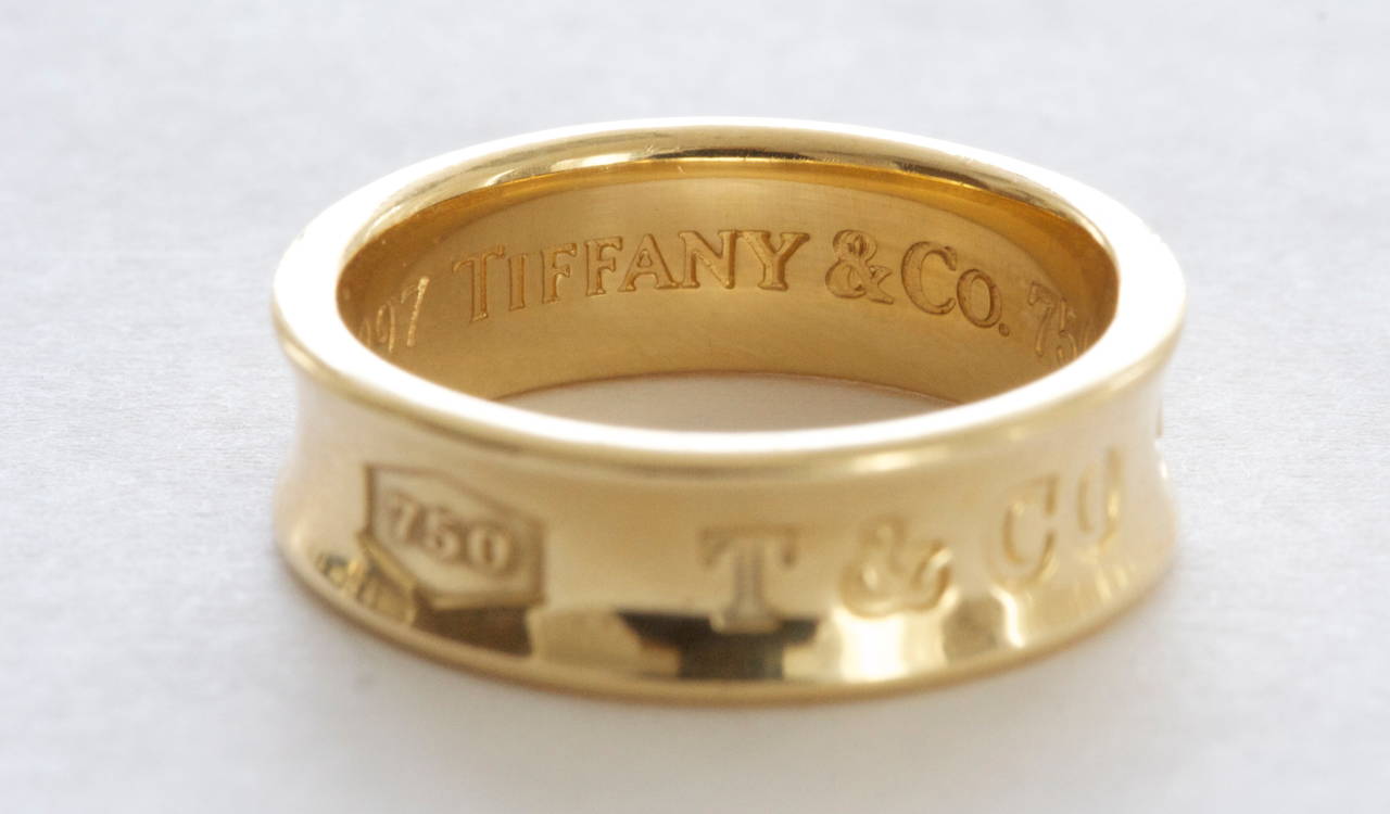 A timeless Tiffany favorite. The 1837 collection presents the recognizable Tiffany logo. Crafted in 18k gold with original Tiffany hallmarks and dated 1997.

Size 6 1/4