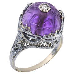 Anello in oro bianco 14k con filigrana, ametista intagliata e diamanti in stile Art Déco