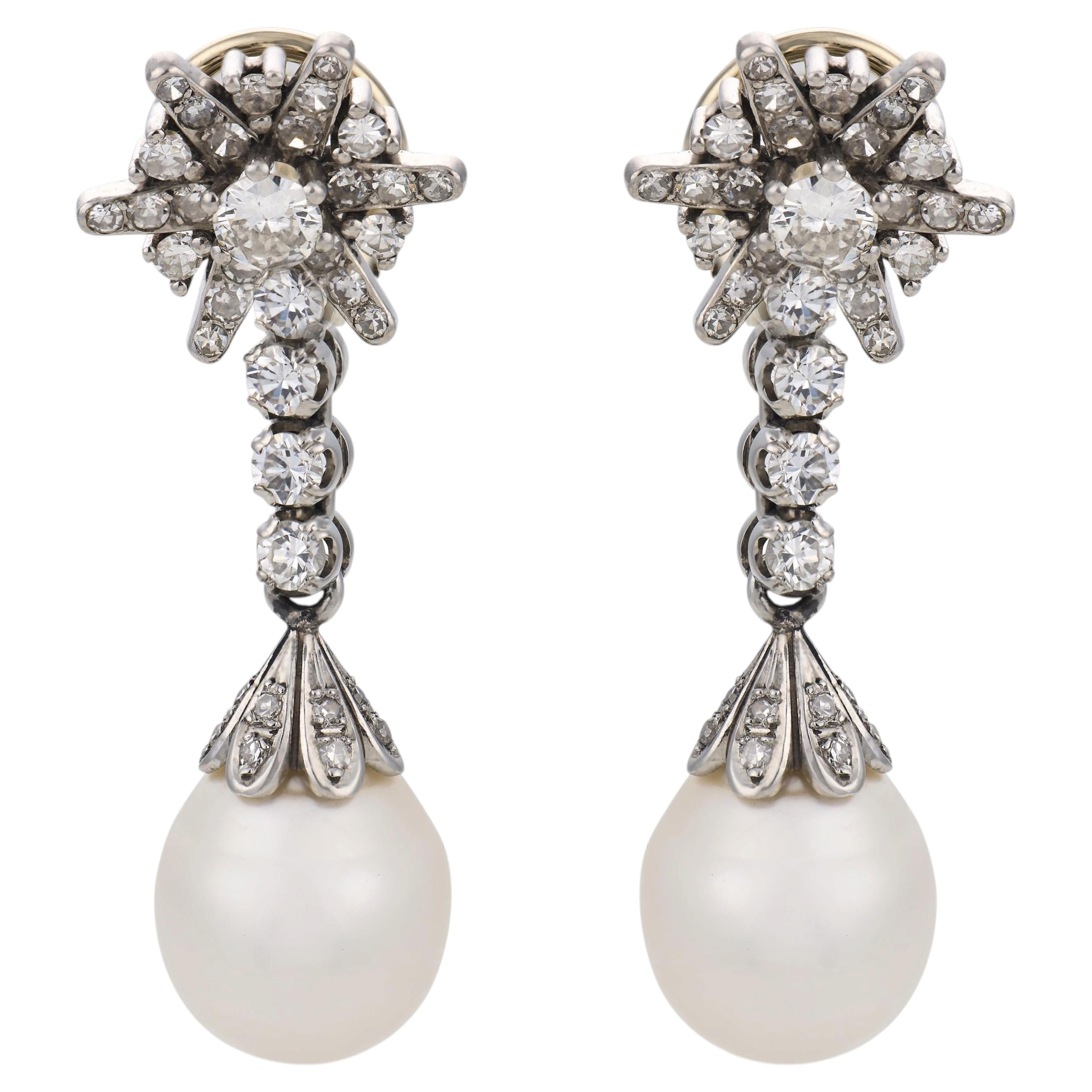 Boucles d'oreilles en platine avec diamants et perles, style « Mid-Century », de 1,75 carat en vente