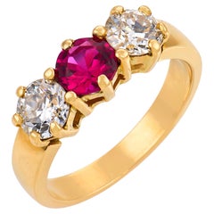 Bague « Mid Century » en or jaune 18 carats, sertie de trois pierres : un rubis synthétique et un diamant