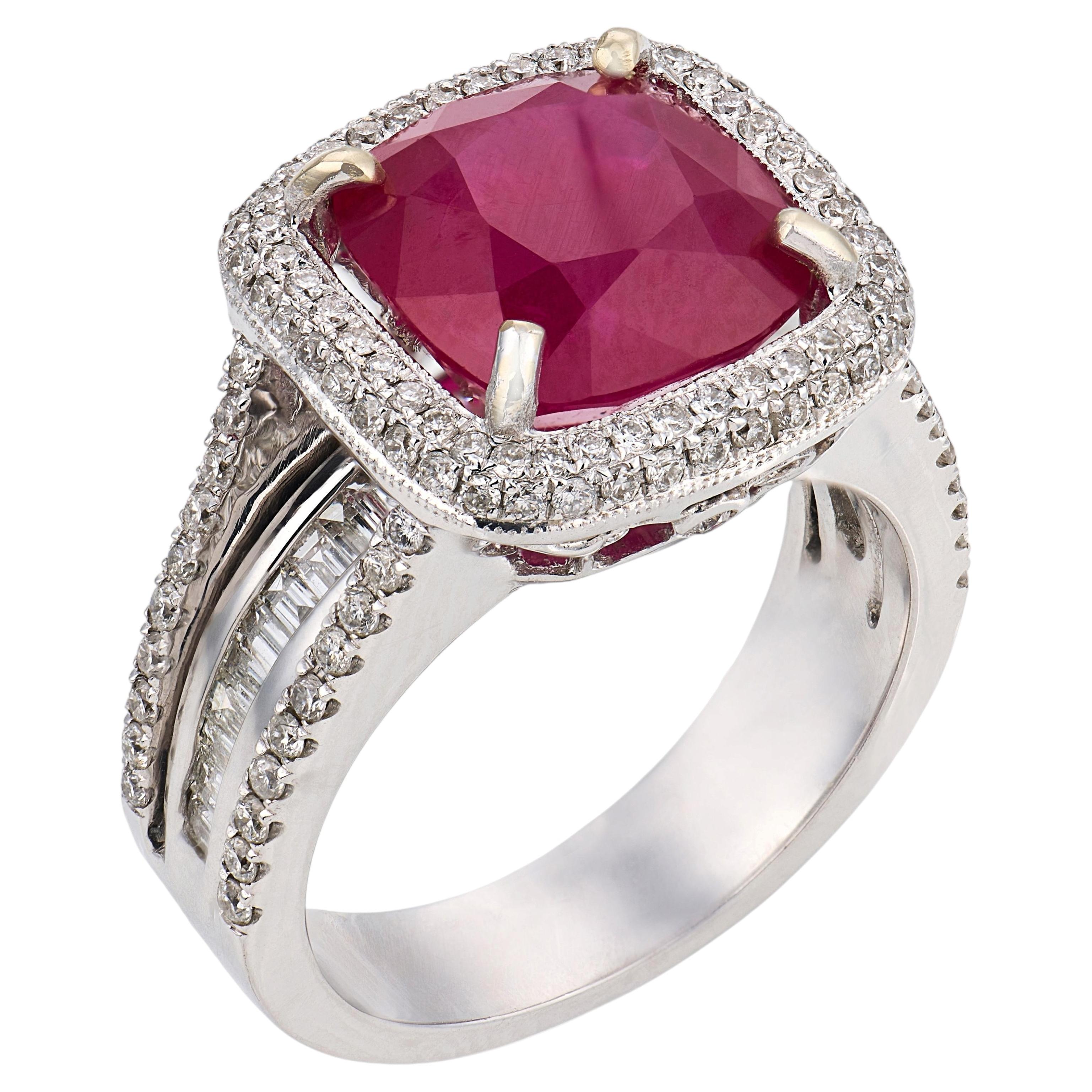 Anillo contemporáneo de oro blanco de 18 quilates con un rubí de 5,00 quilates y diamantes en venta