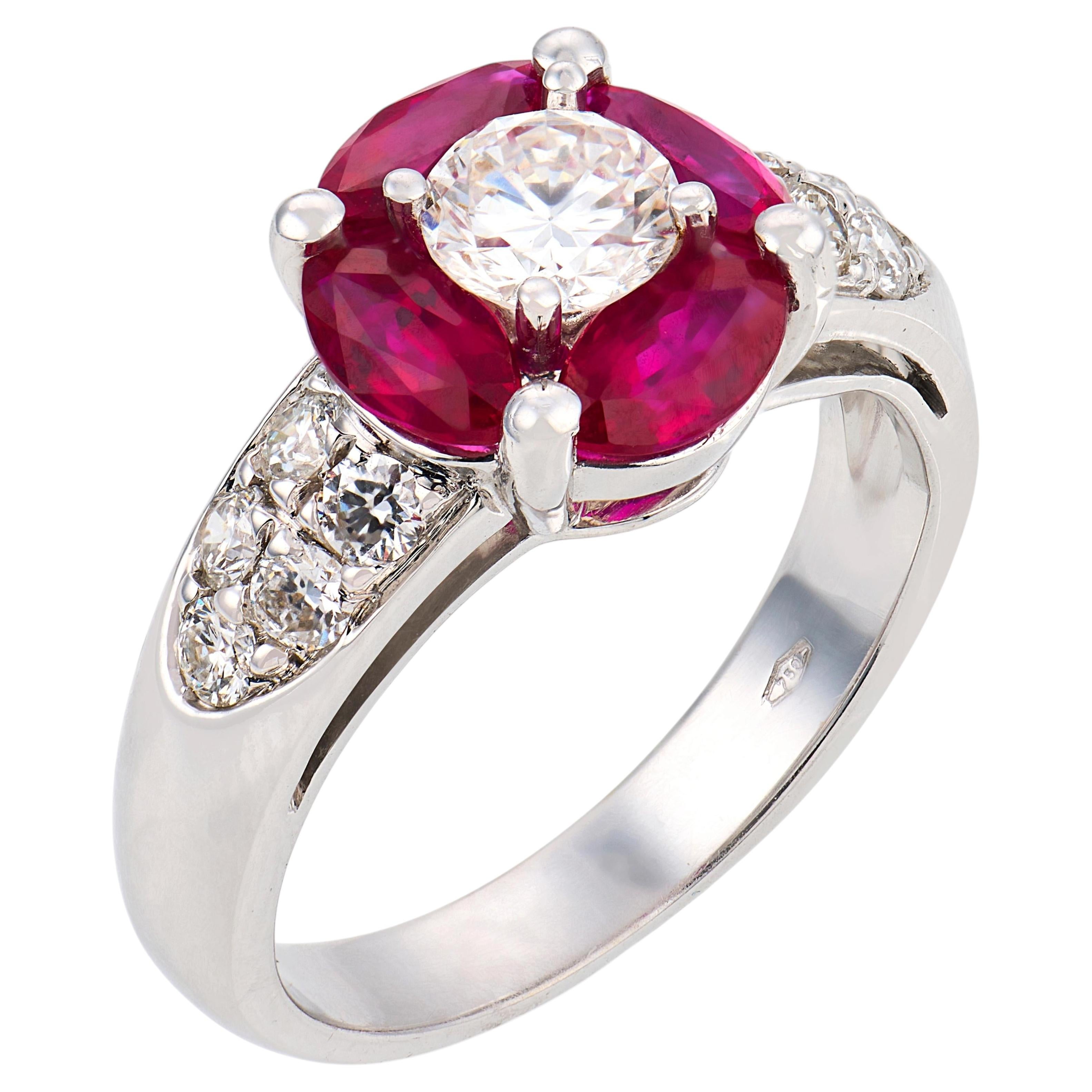 Anillo contemporáneo de oro blanco de 18 quilates con diamantes y rubíes en venta