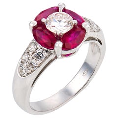 Anillo contemporáneo de oro blanco de 18 quilates con diamantes y rubíes
