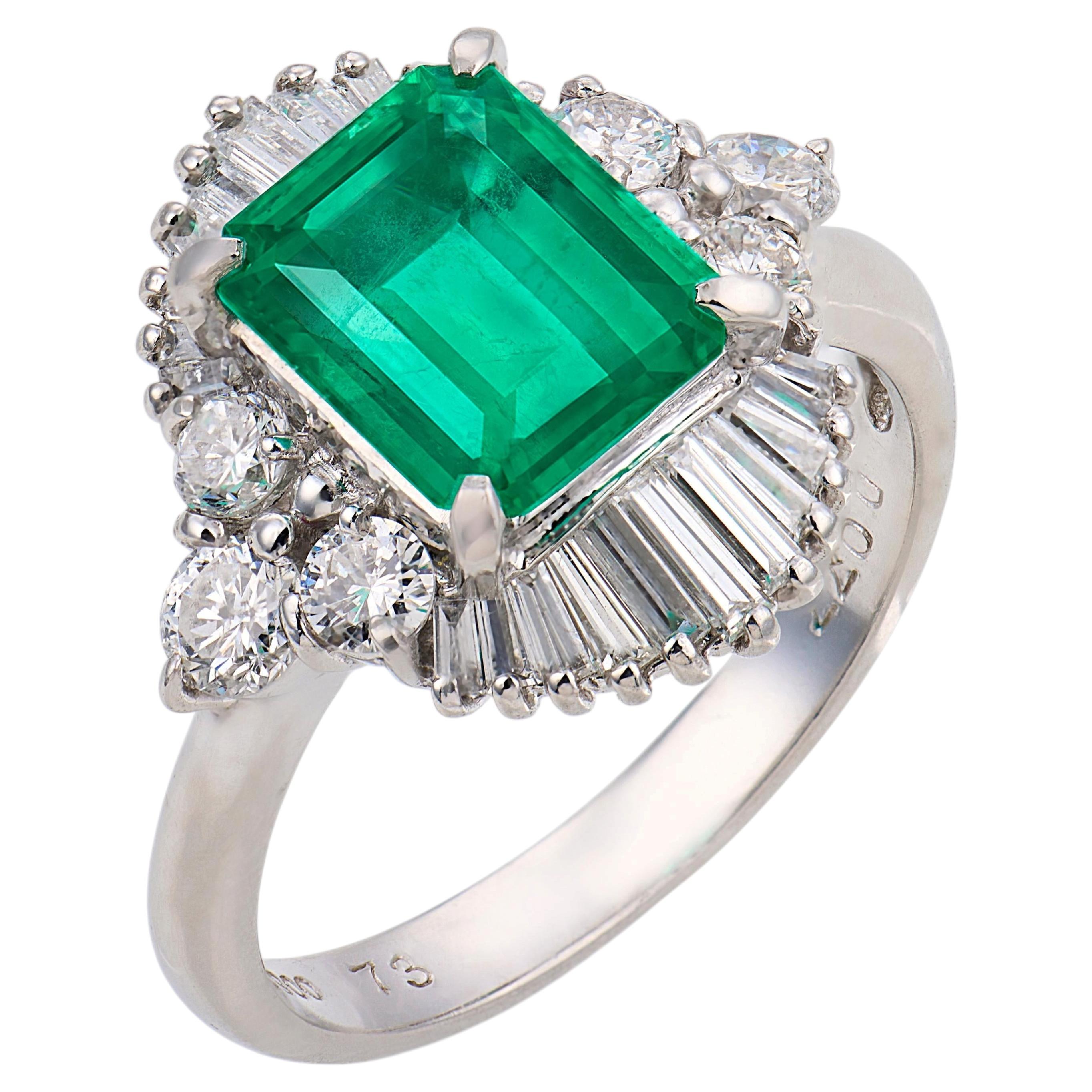 Bague vintage en platine avec diamants et émeraude colombienne de 1.73 carats certifiée GIA en vente
