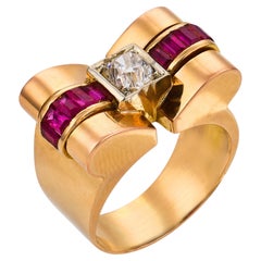 Französischer Tank-Ring aus 18-karätigem Roségold mit Diamanten (0,70 ct) und Rubinen, um 1940