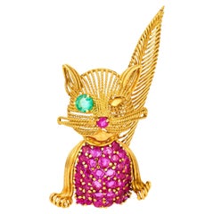 Mid Century whimsical ruby emerald 18k yellow gold cat brooch