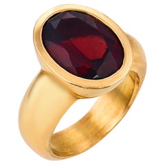 Anillo vintage con un granate de 6,10 quilates engastado en bisel de oro amarillo de 18 quilates