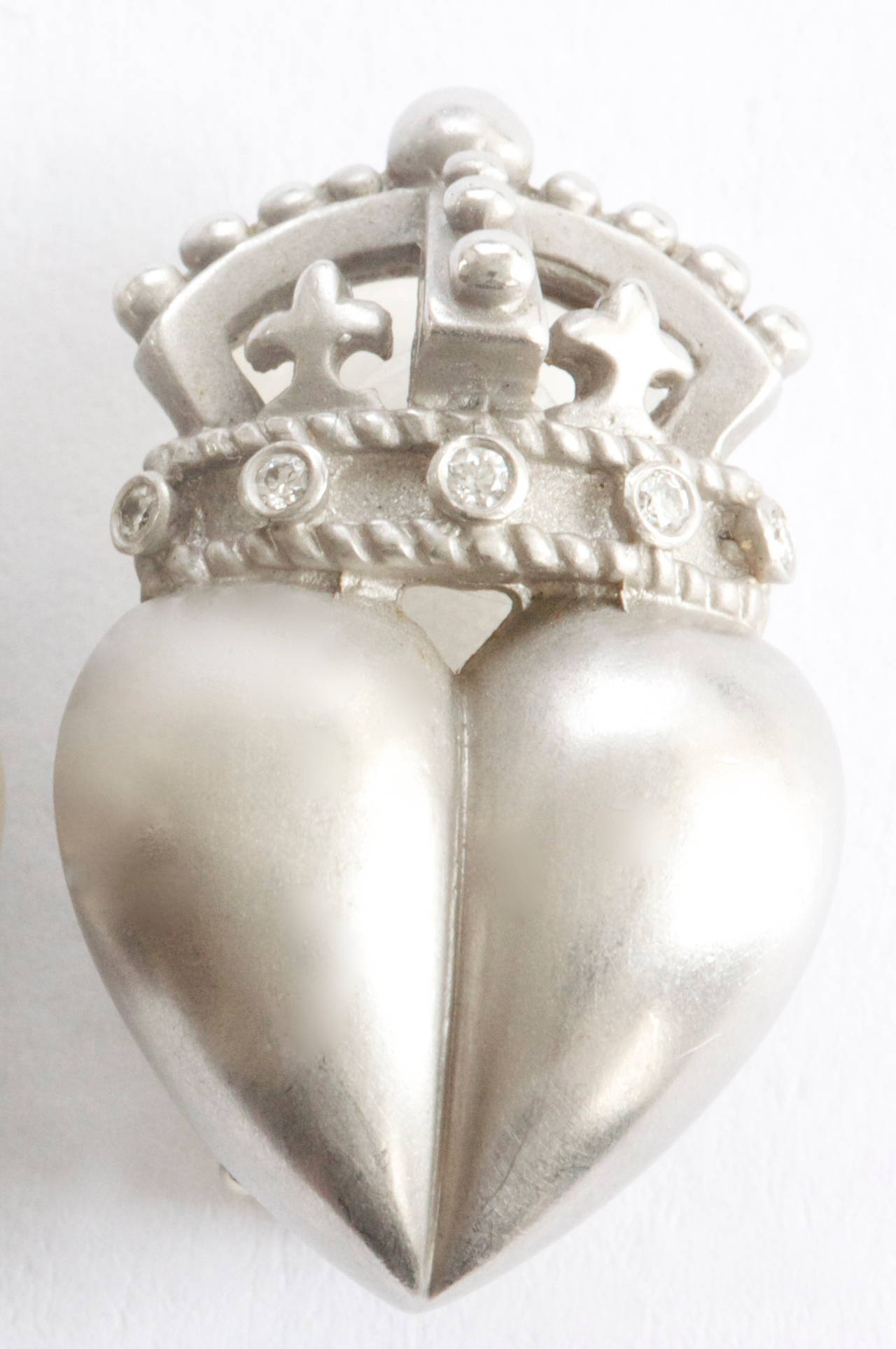 Kieselstein-Cord Crowned Heart Platinum Earrings