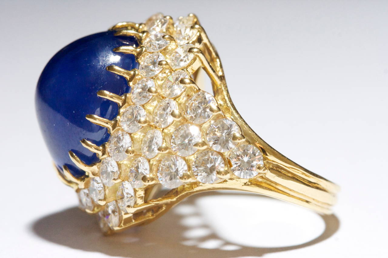 17 Carat Natural Cabochon Sapphire Gold Cluster Ring In Excellent Condition In Beverly Hills, CA